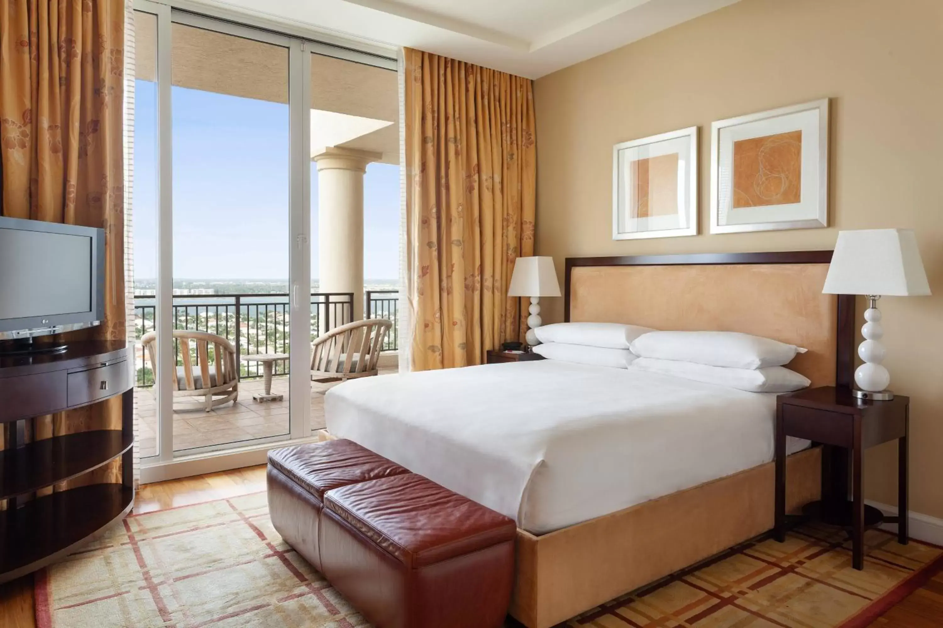 Bedroom, Bed in Palm Beach Marriott Singer Island Beach Resort & Spa