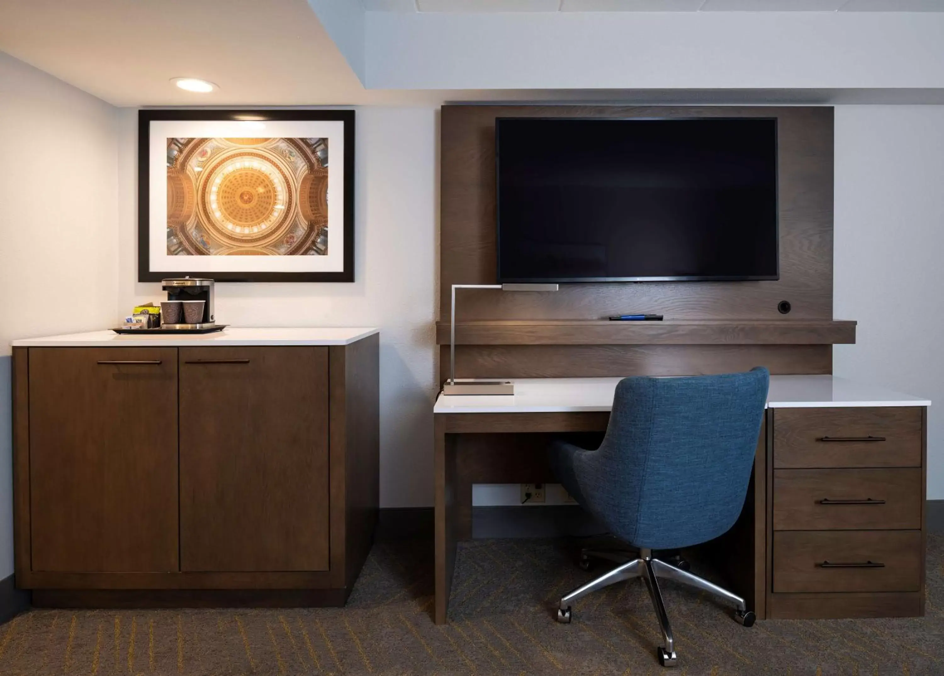 Bedroom, TV/Entertainment Center in Doubletree By Hilton Madison East