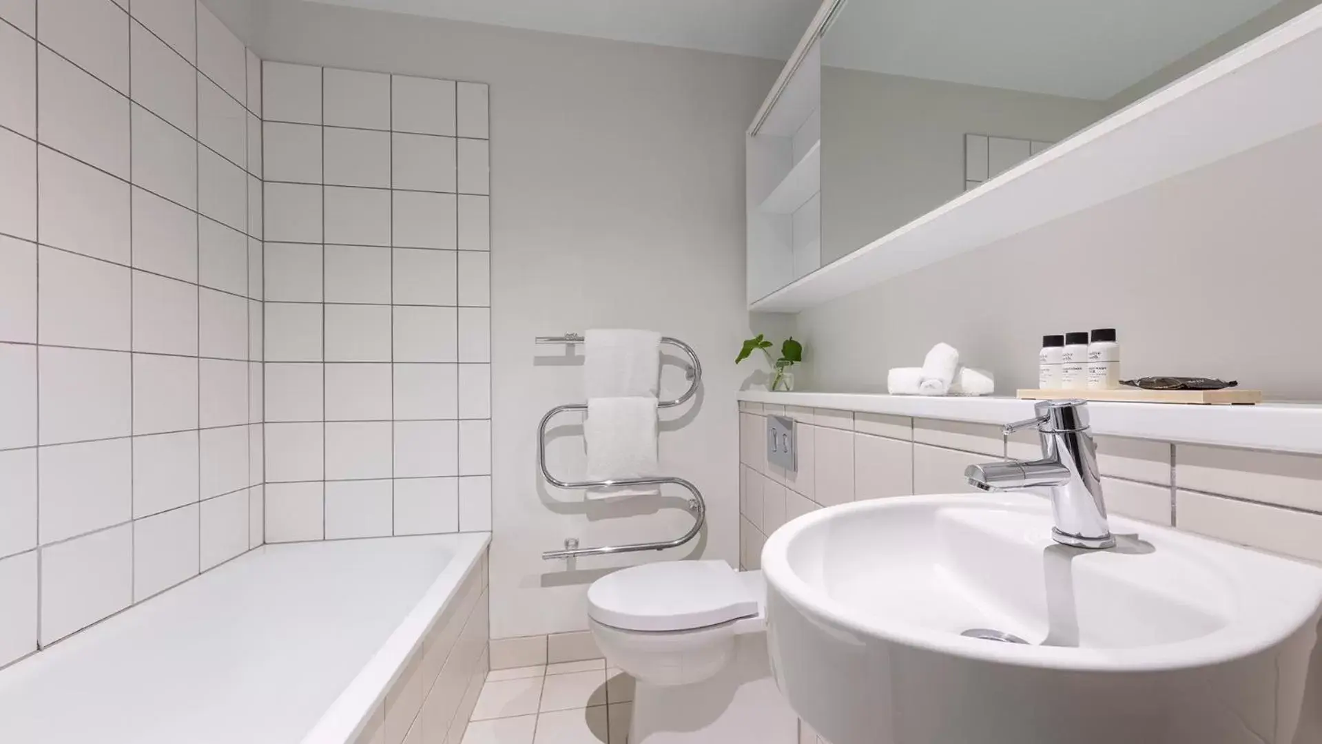 Toilet, Bathroom in Auckland Harbour Suites