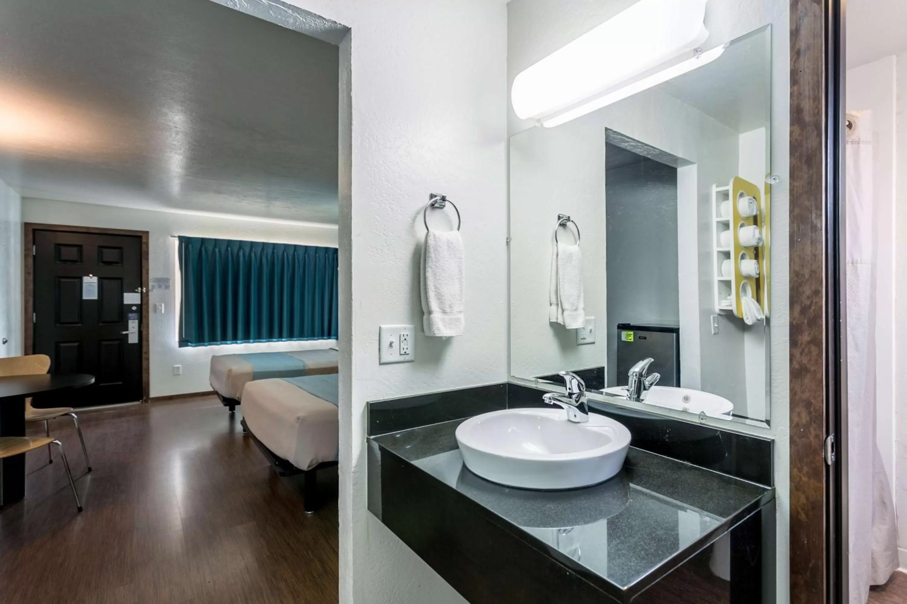 Photo of the whole room, Bed in Motel 6 University Missoula