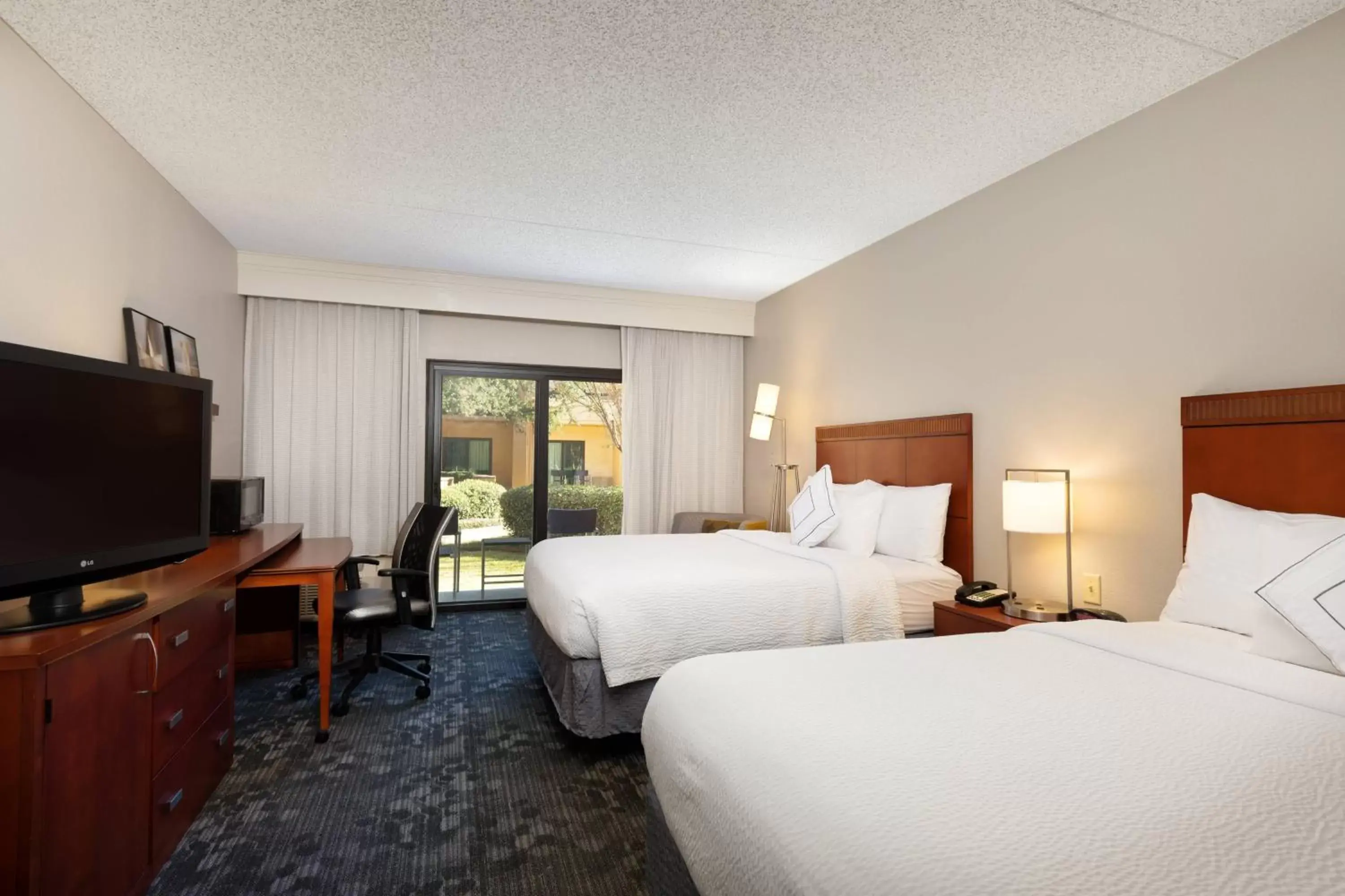 Photo of the whole room, TV/Entertainment Center in Courtyard by Marriott Dallas-Fort Worth/Bedford