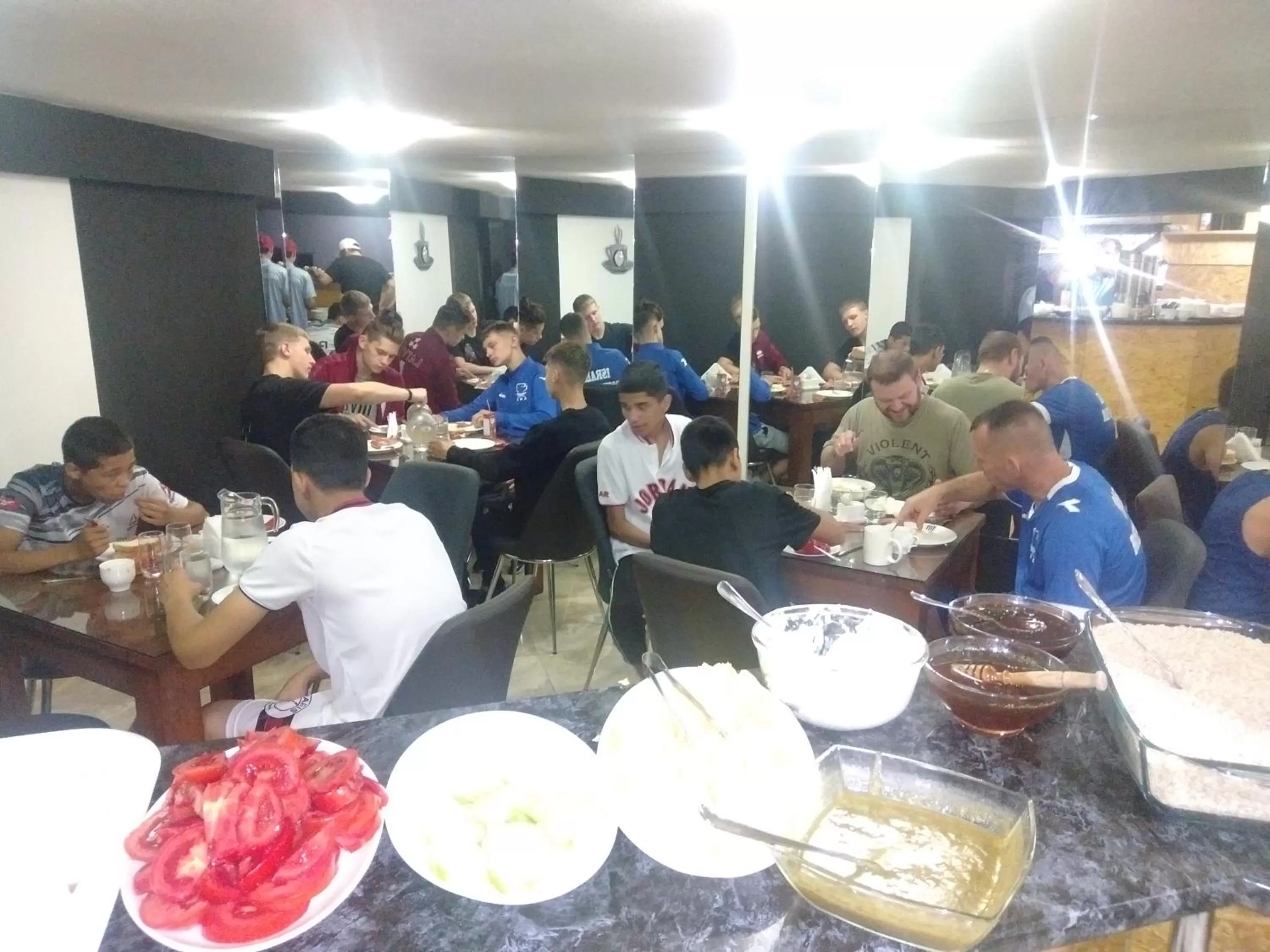 Restaurant/places to eat in Hotel Traveler