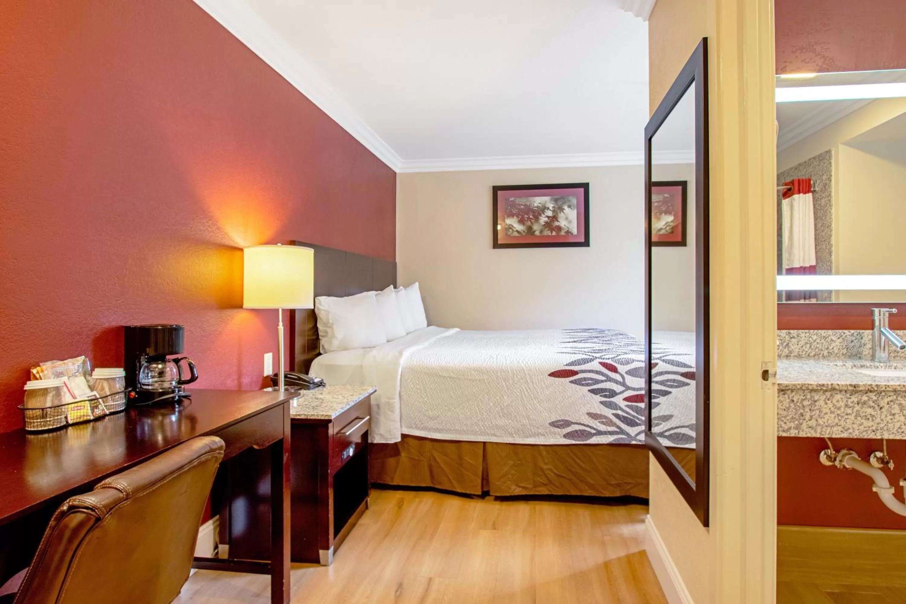 Photo of the whole room, Bed in Red Roof Inn & Suites Monterey