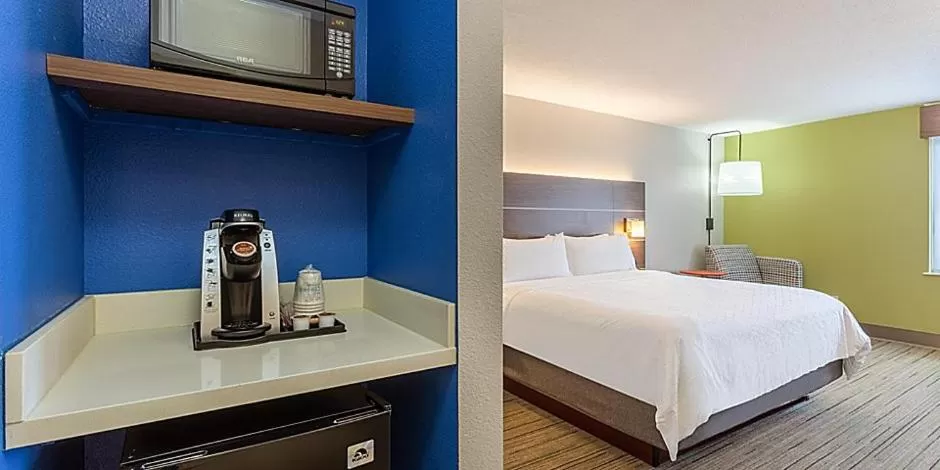 Coffee/tea facilities, Bed in Holiday Inn Express & Suites - Kokomo South by IHG