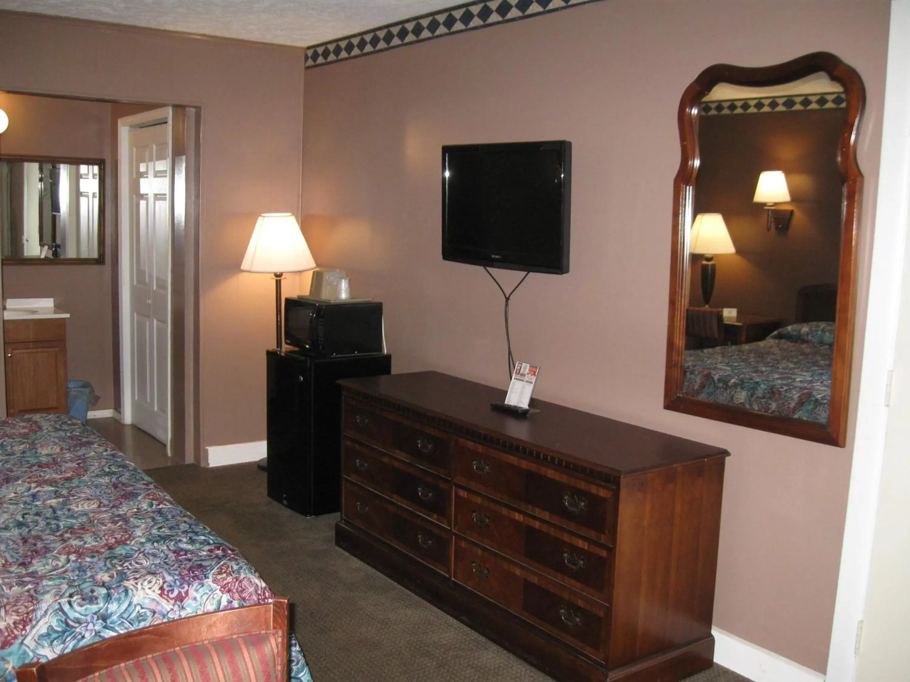 TV and multimedia, TV/Entertainment Center in Fincastle Motor Inn