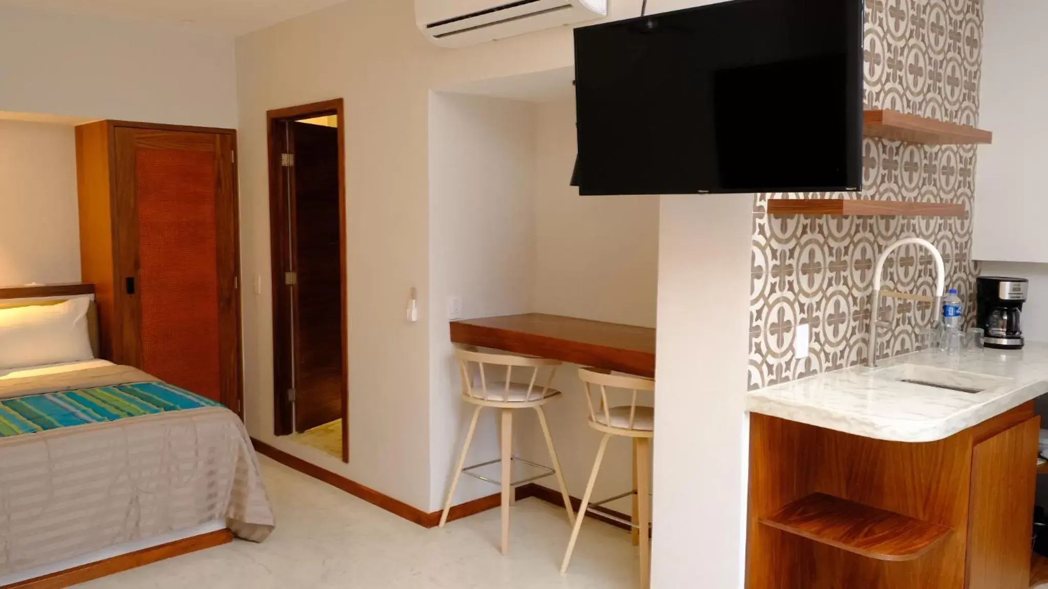 TV and multimedia, TV/Entertainment Center in Hotel Eloisa