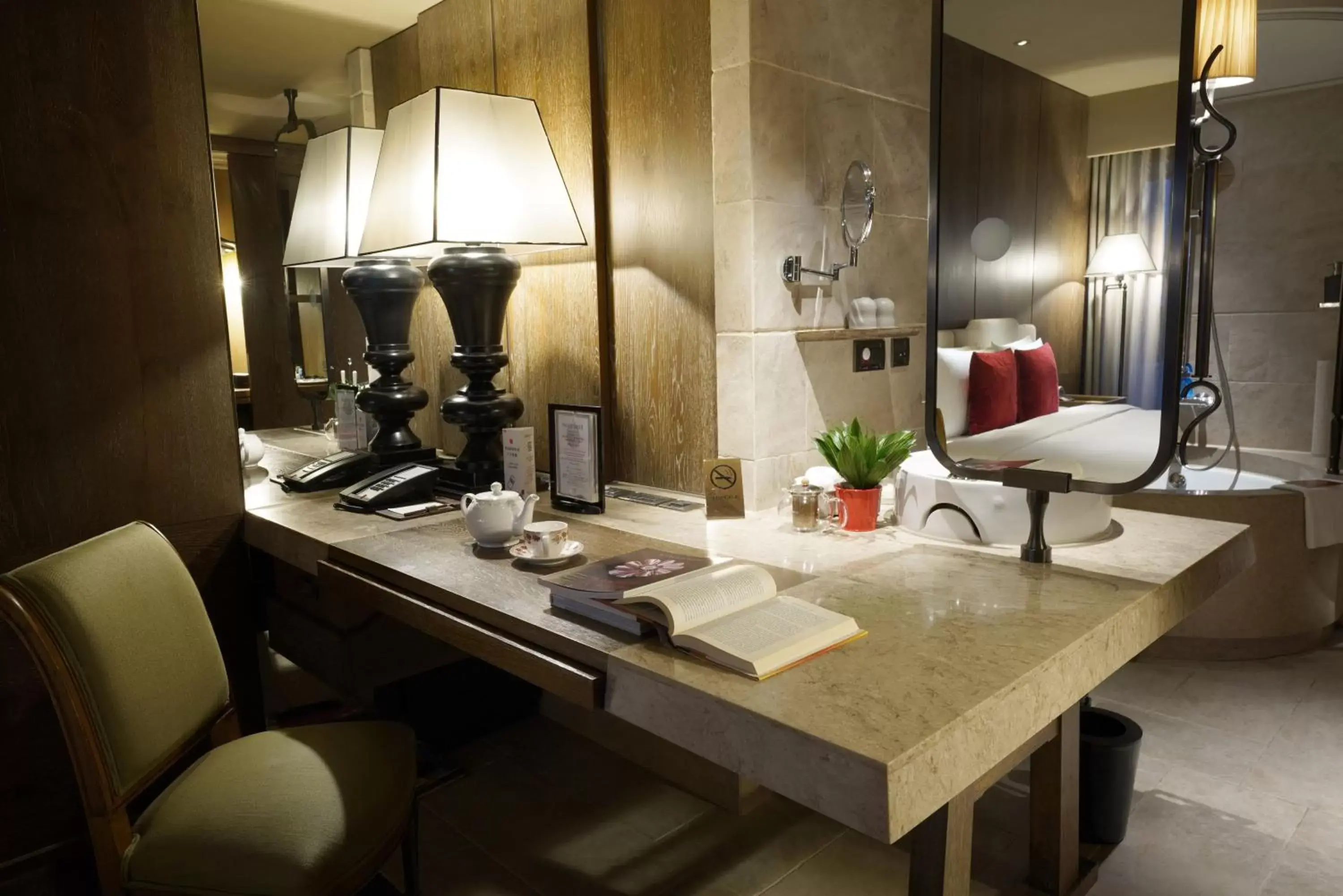 Seating area, Bathroom in Palais de Chine Hotel