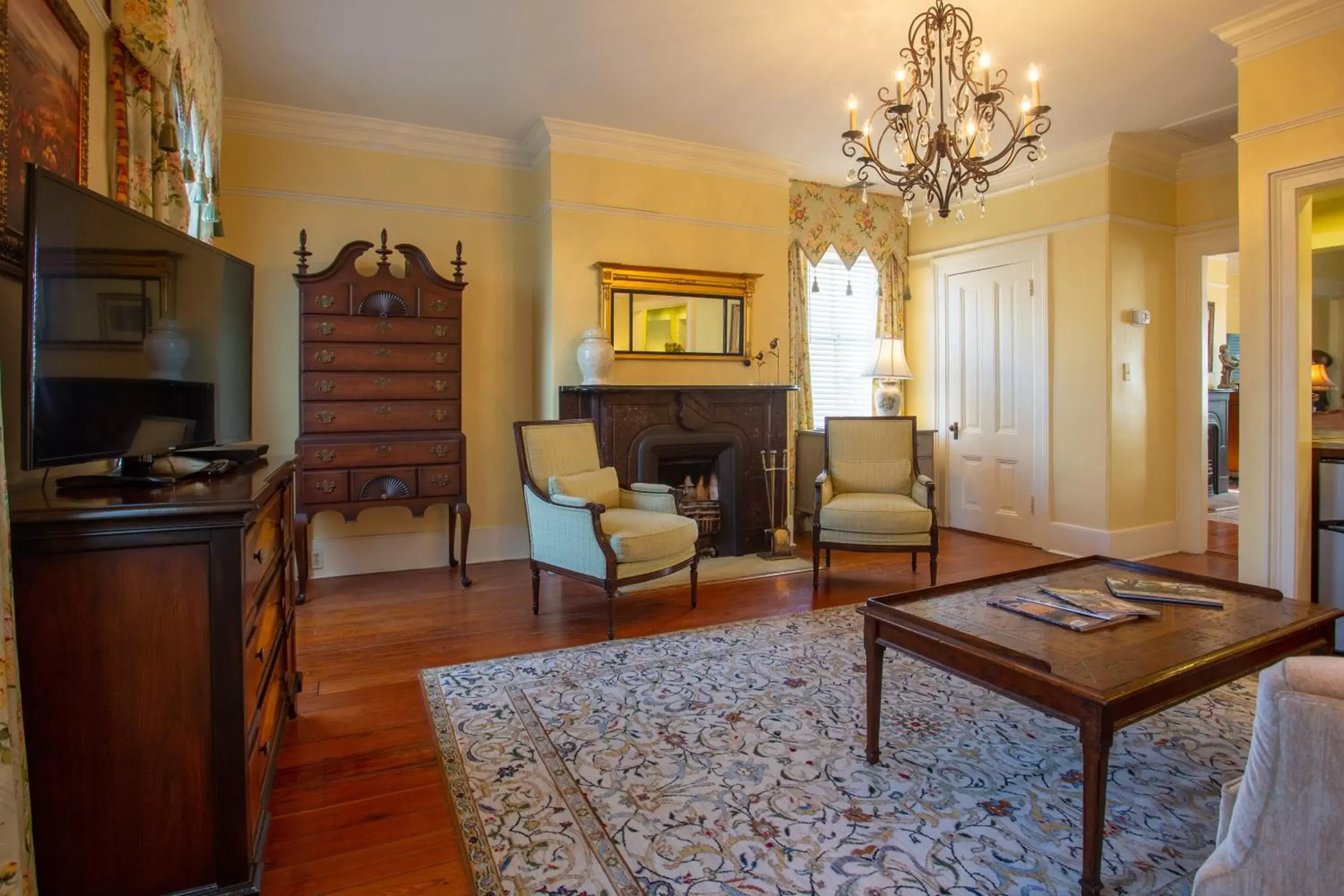 Living room, Seating Area in The Gastonian, Historic Inns of Savannah Collection