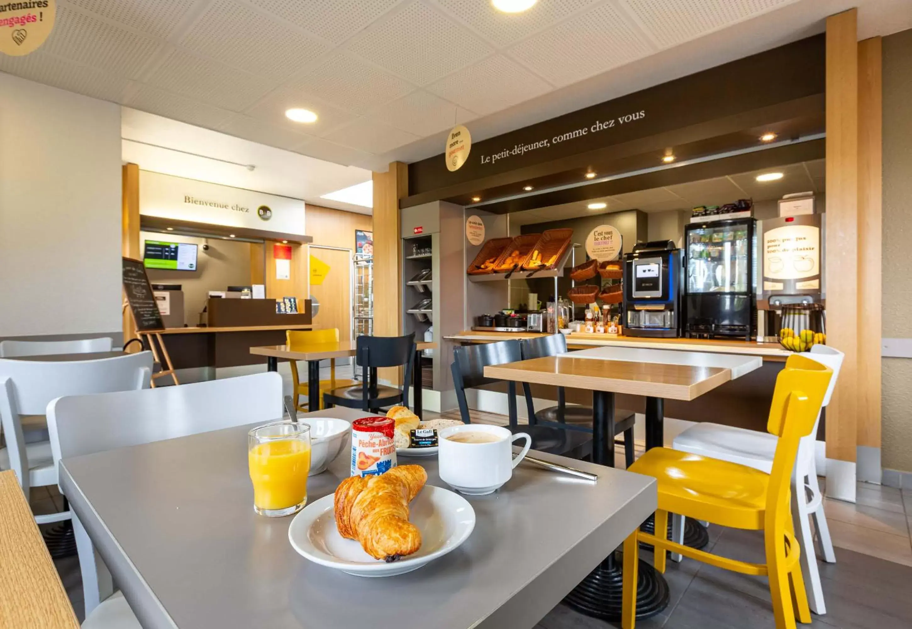 Breakfast, Restaurant/Places to Eat in B&B HOTEL CHARTRES Le Coudray