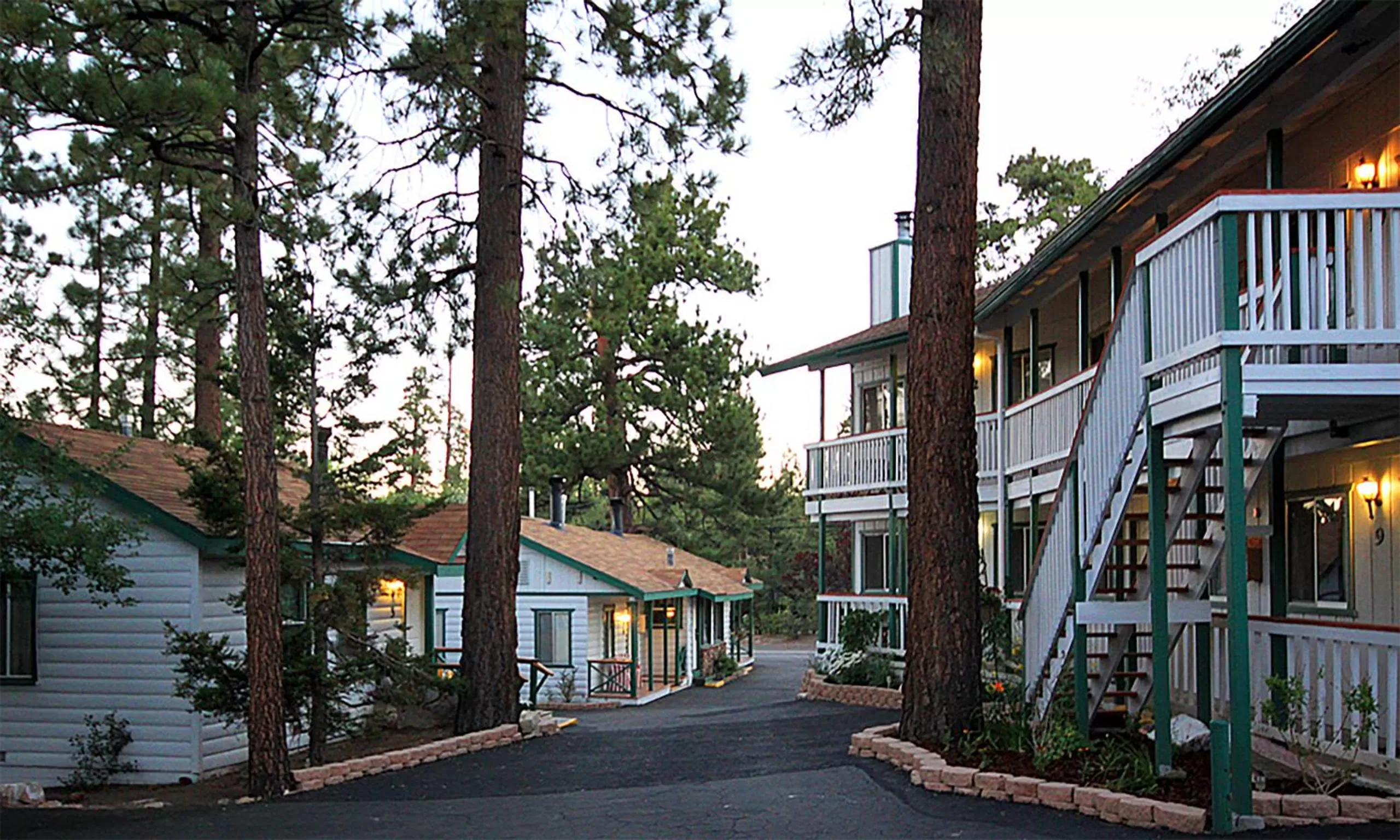 Property Building in Hillcrest Suites & Cabins