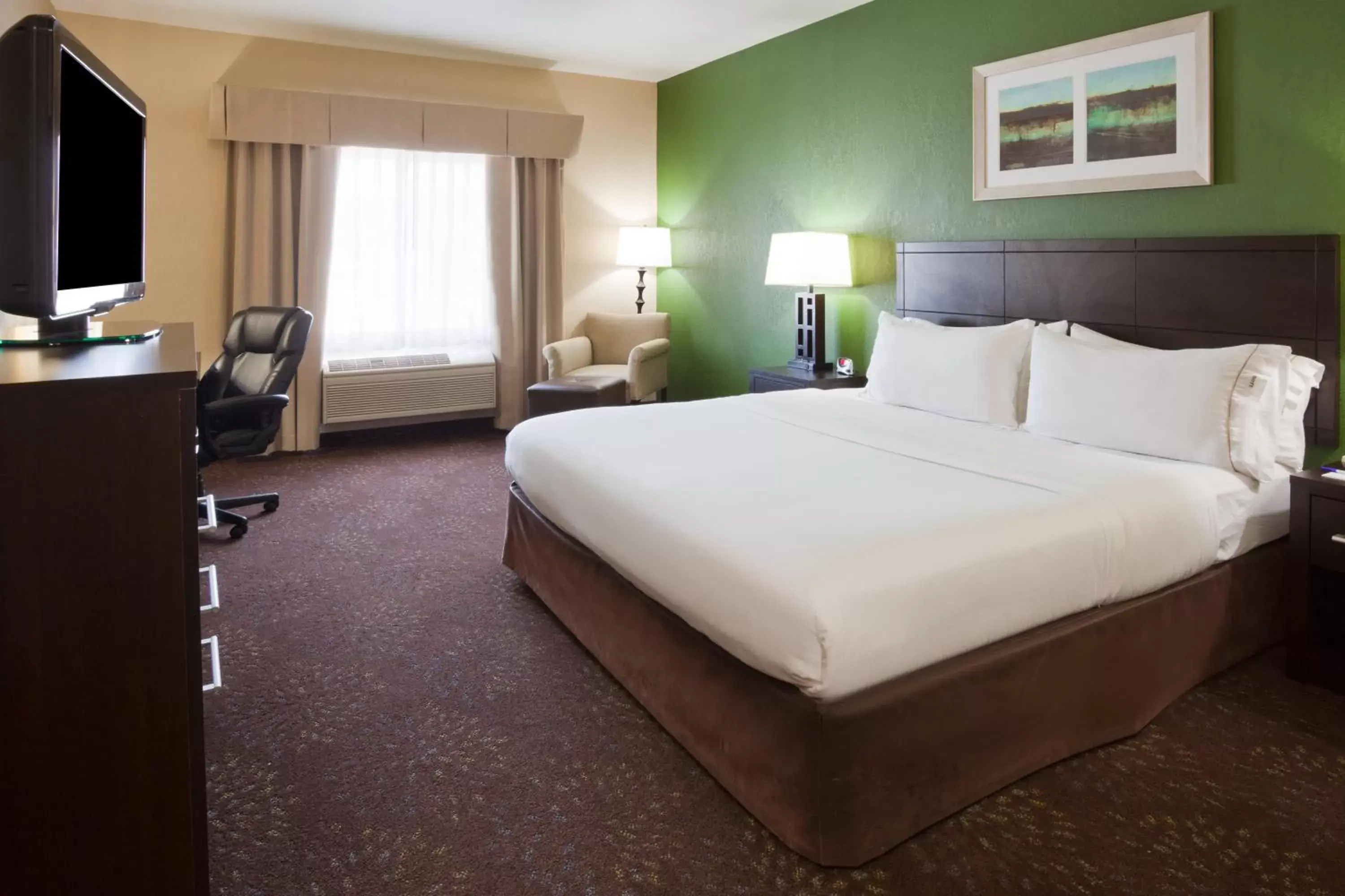 Photo of the whole room, Bed in Holiday Inn Express & Suites Aberdeen, an IHG Hotel