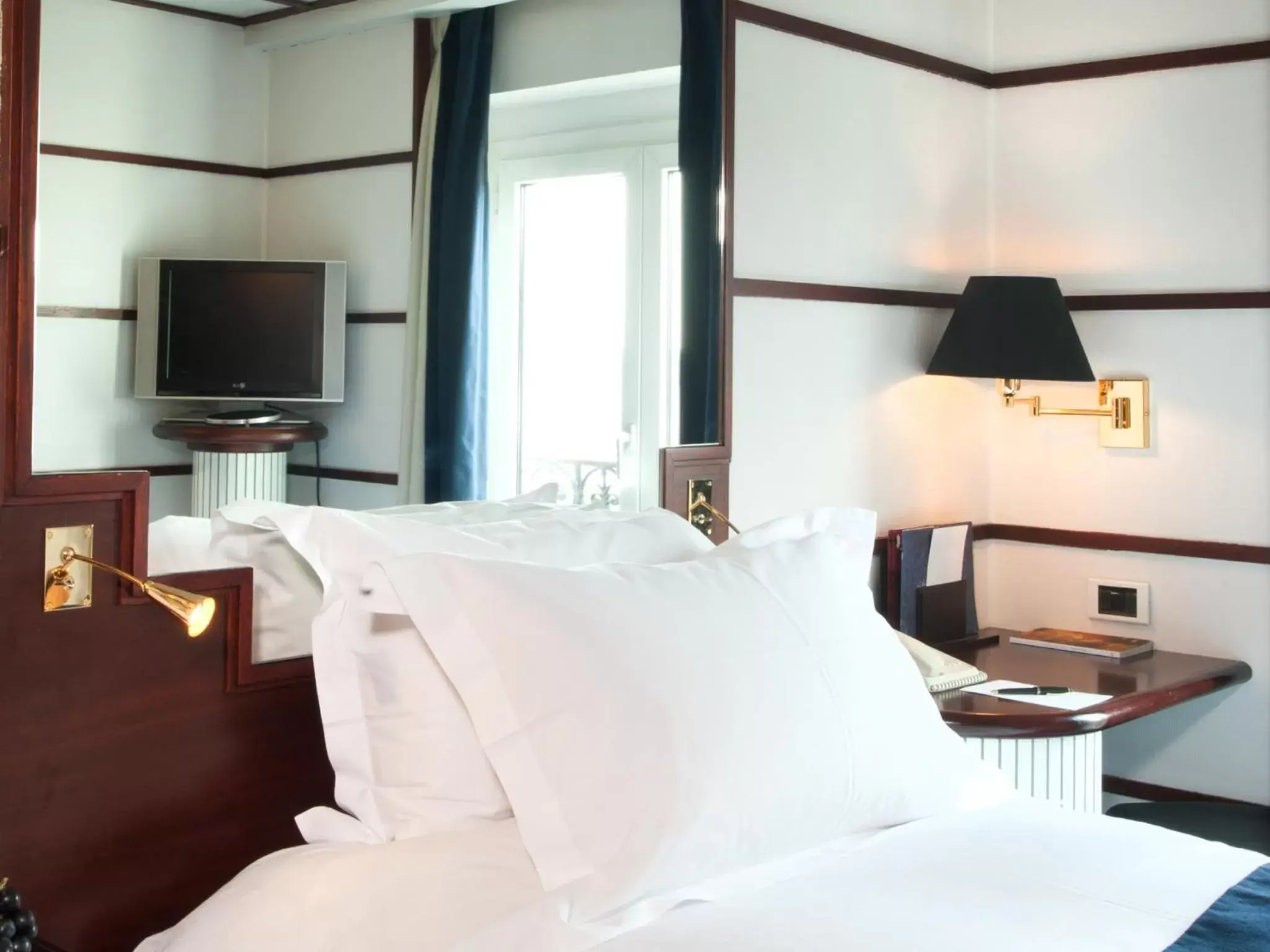 Property building, Bed in Hotel Le Royal Lyon - MGallery
