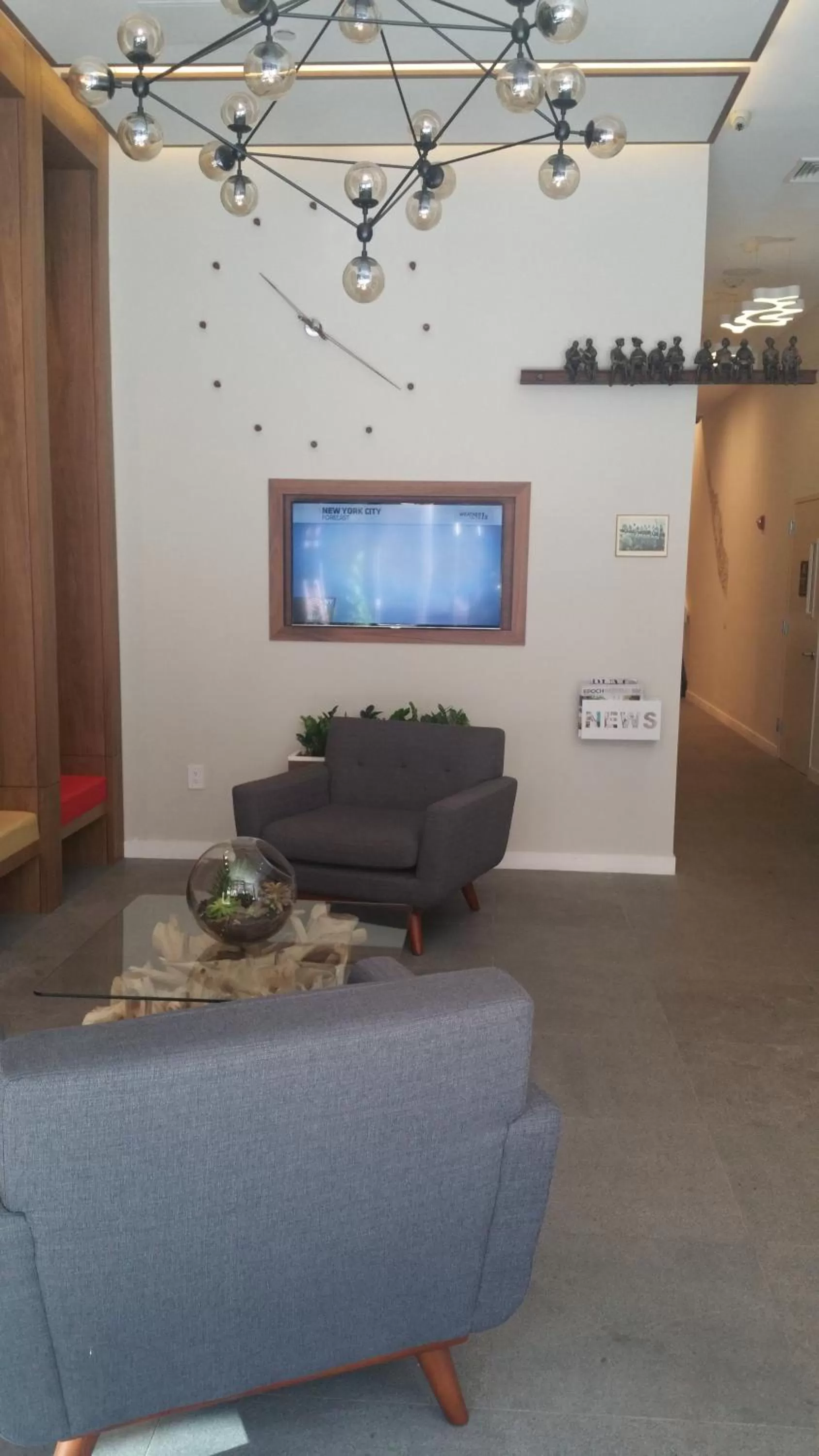 Communal lounge/ TV room in NobleDEN Hotel