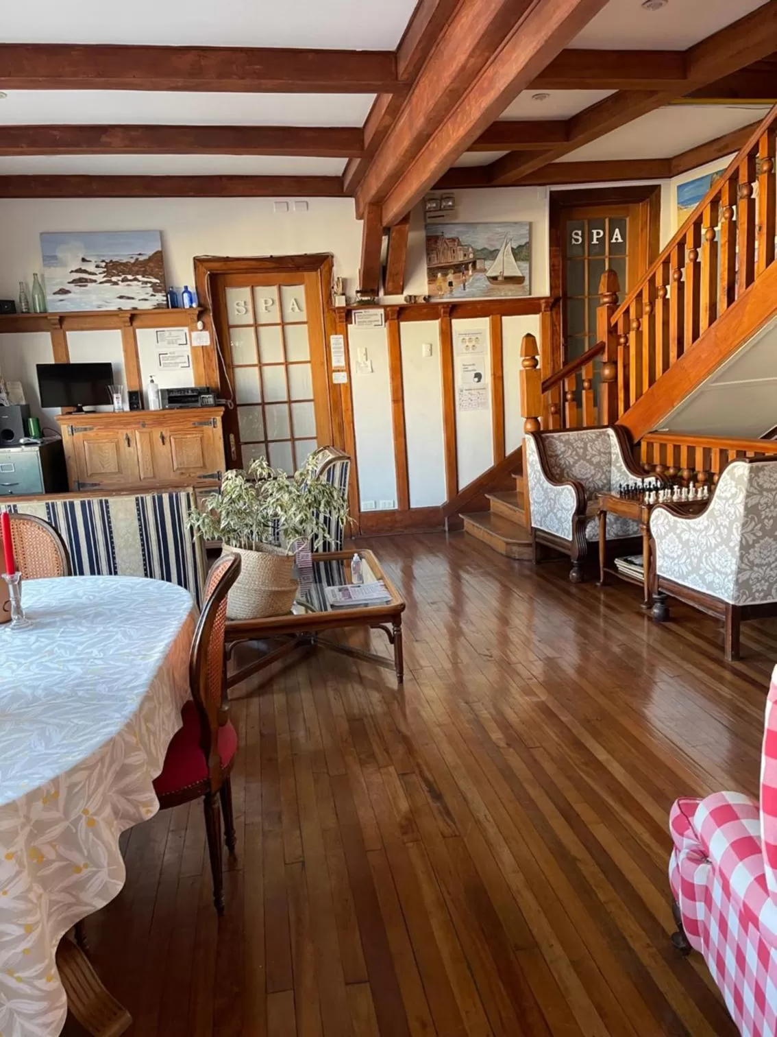 Communal lounge/ TV room in Chocolate Manor House Hotel Boutique