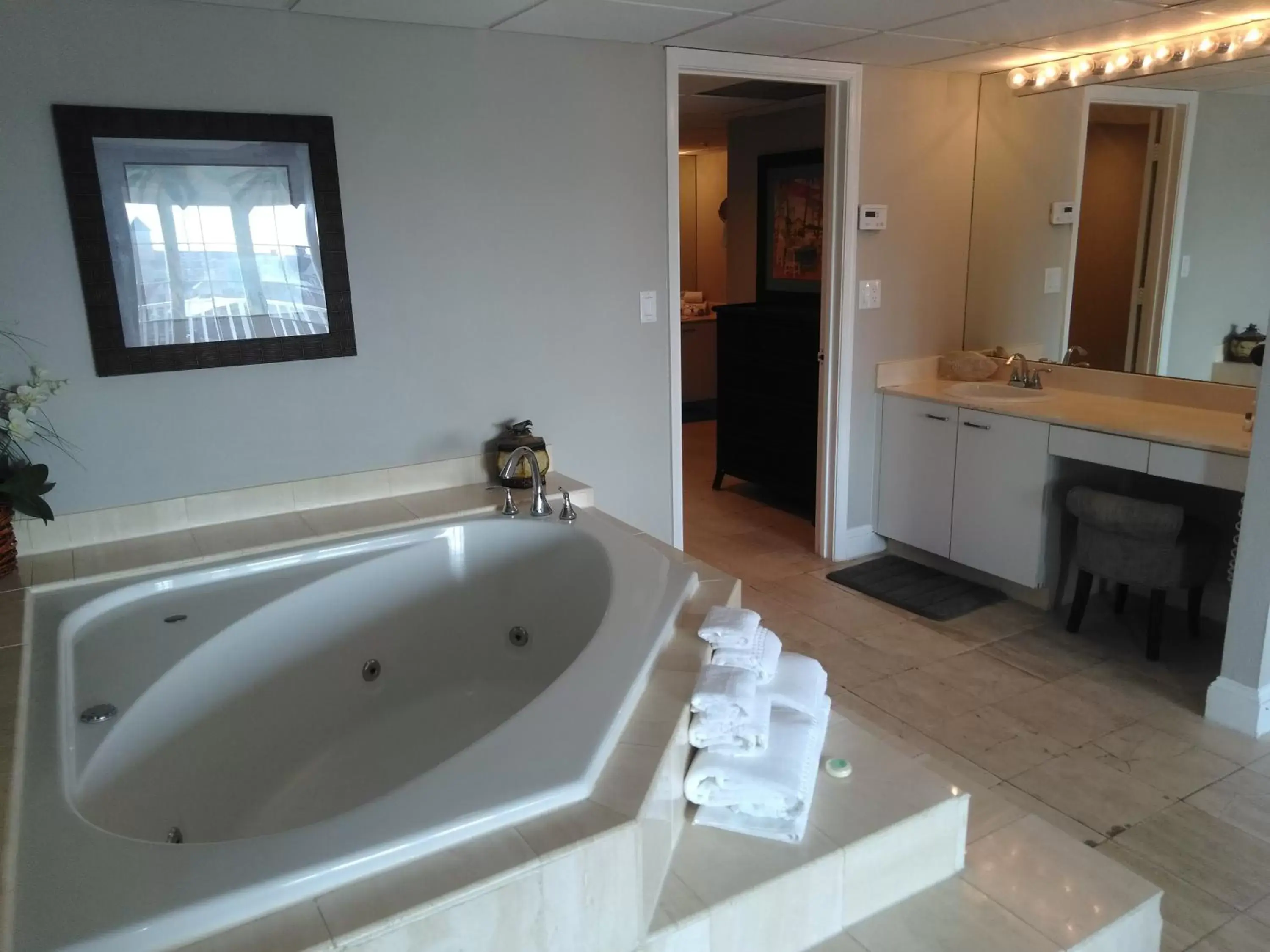 Hot Tub, Bathroom in Coconut Malorie Resort Ocean City a Ramada by Wyndham