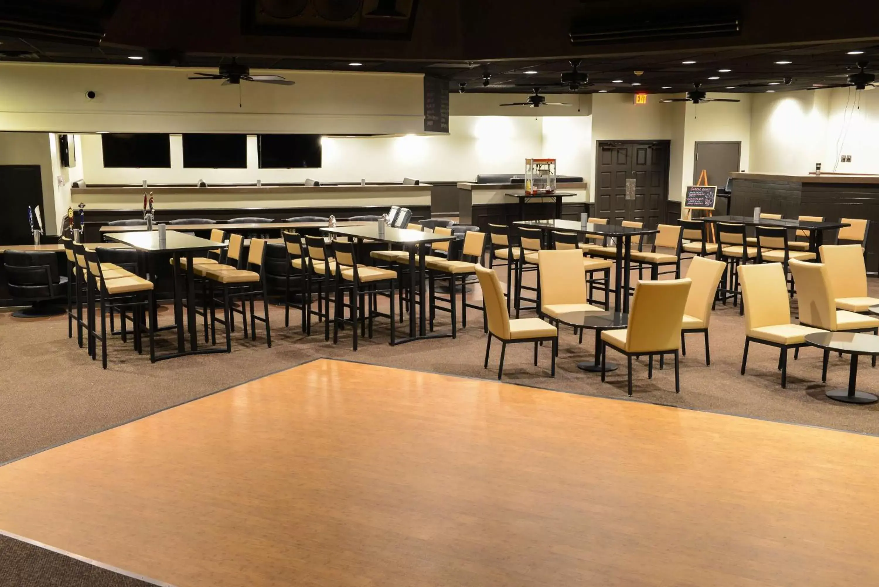 Lounge or bar, Restaurant/Places to Eat in Park Inn By Radisson Sharon