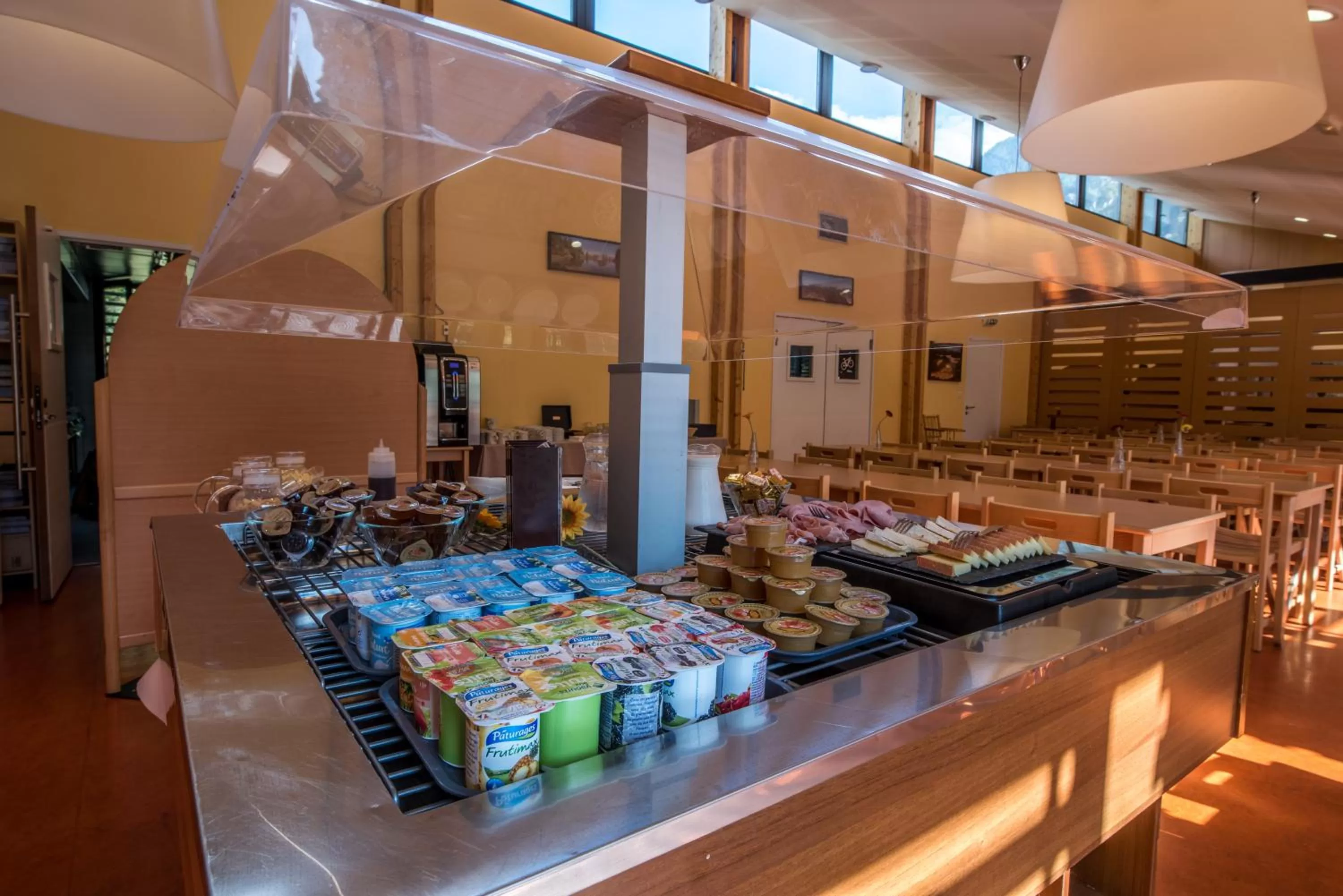Buffet breakfast in Hôtel Le Marintan