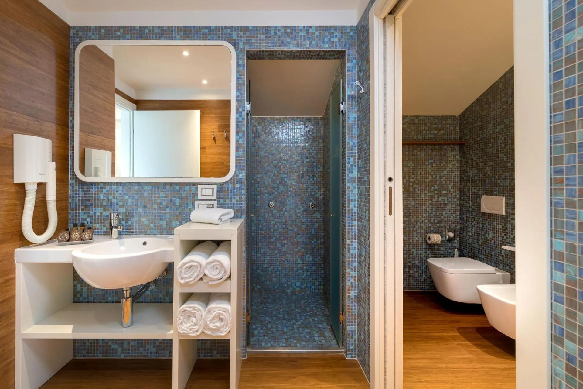 Shower in T-Suite Hotel