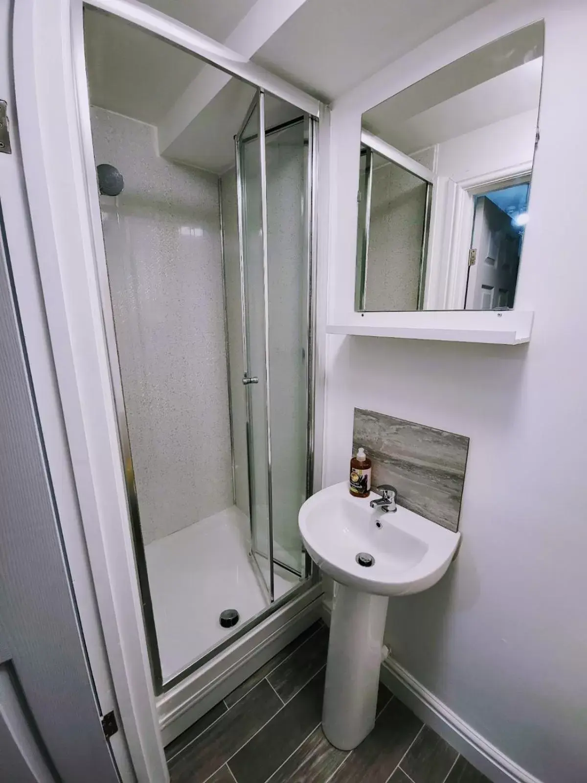 Shower, Bathroom in Easy Living Nottingham - Burns Street