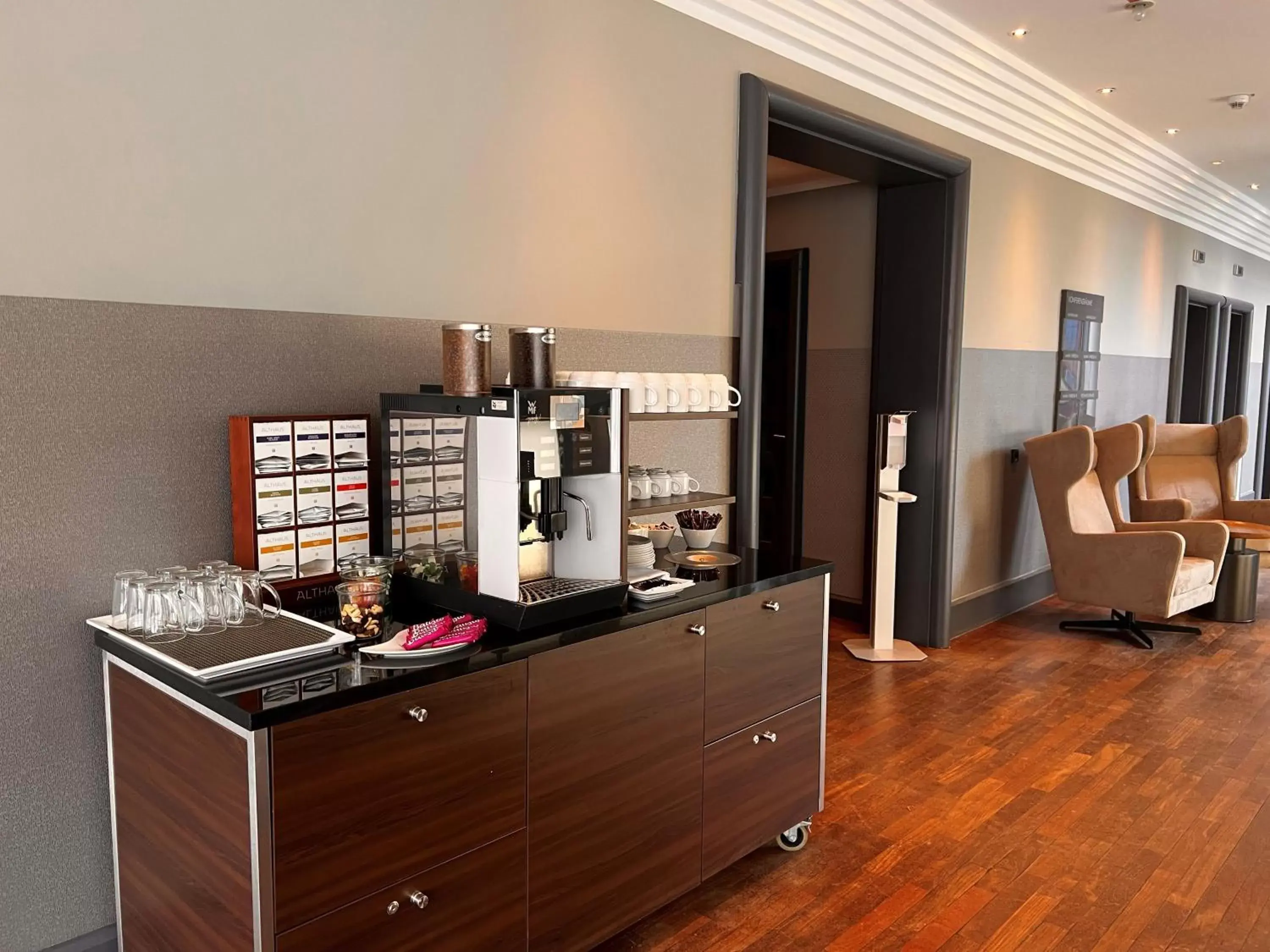 Lobby or reception, Kitchen/Kitchenette in SCOTTY & PAUL Hotel Deggendorf