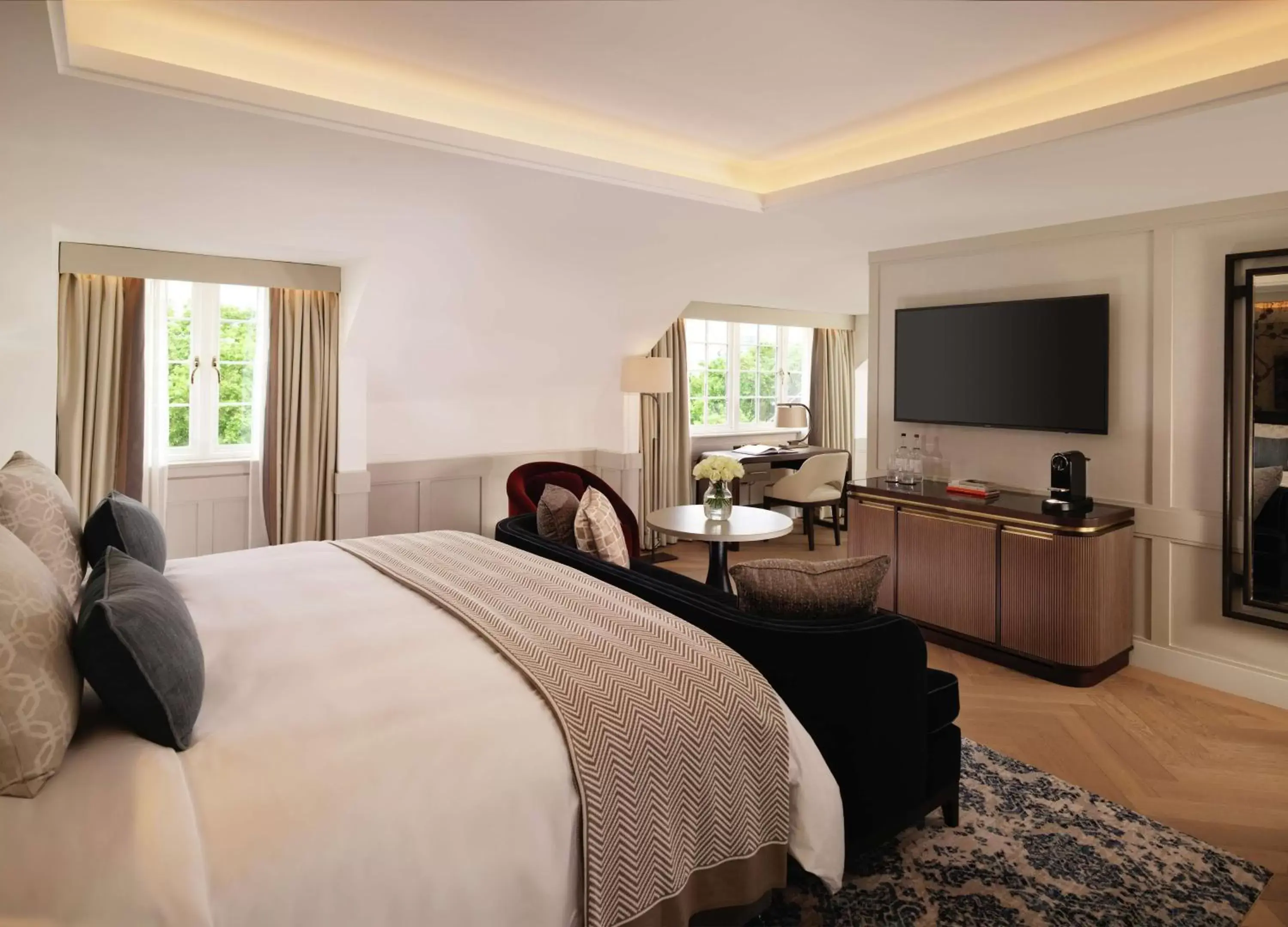 Living room, Bed in The Biltmore Mayfair, LXR Hotels & Resorts