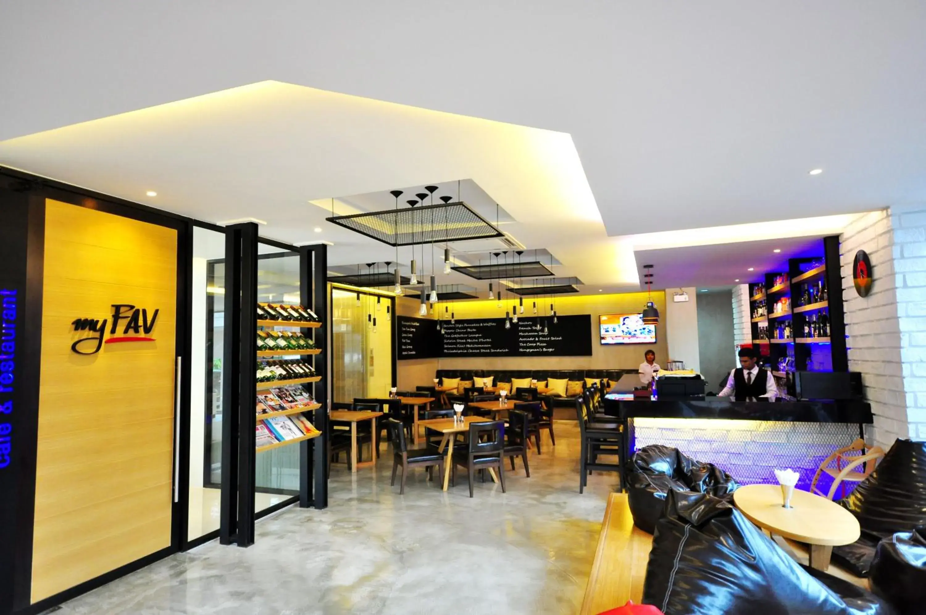 Restaurant/places to eat in Parinda Hotel