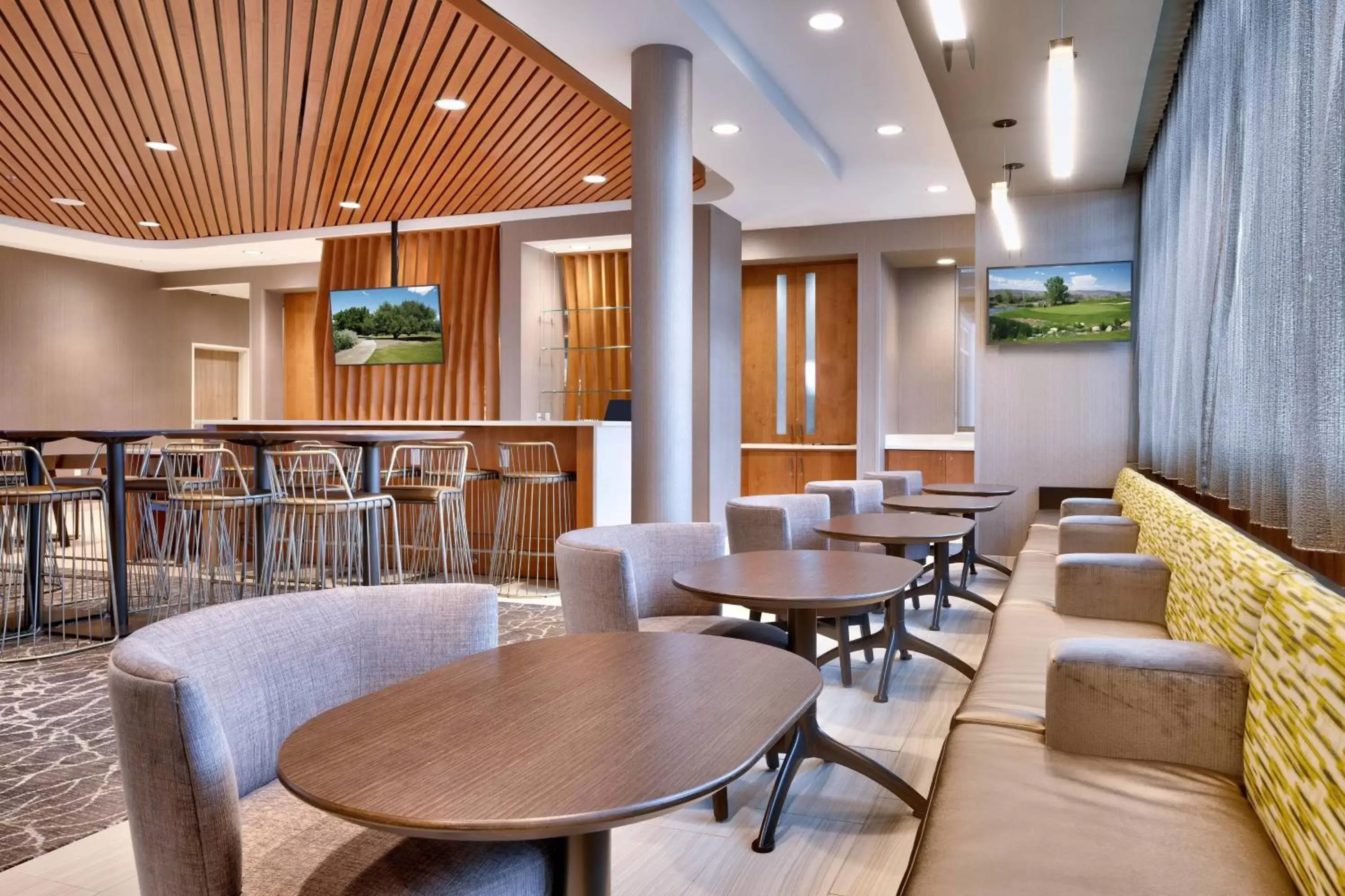 Lobby or reception, Lounge/Bar in Springhill Suites by Marriott Colorado Springs North/Air Force Academy
