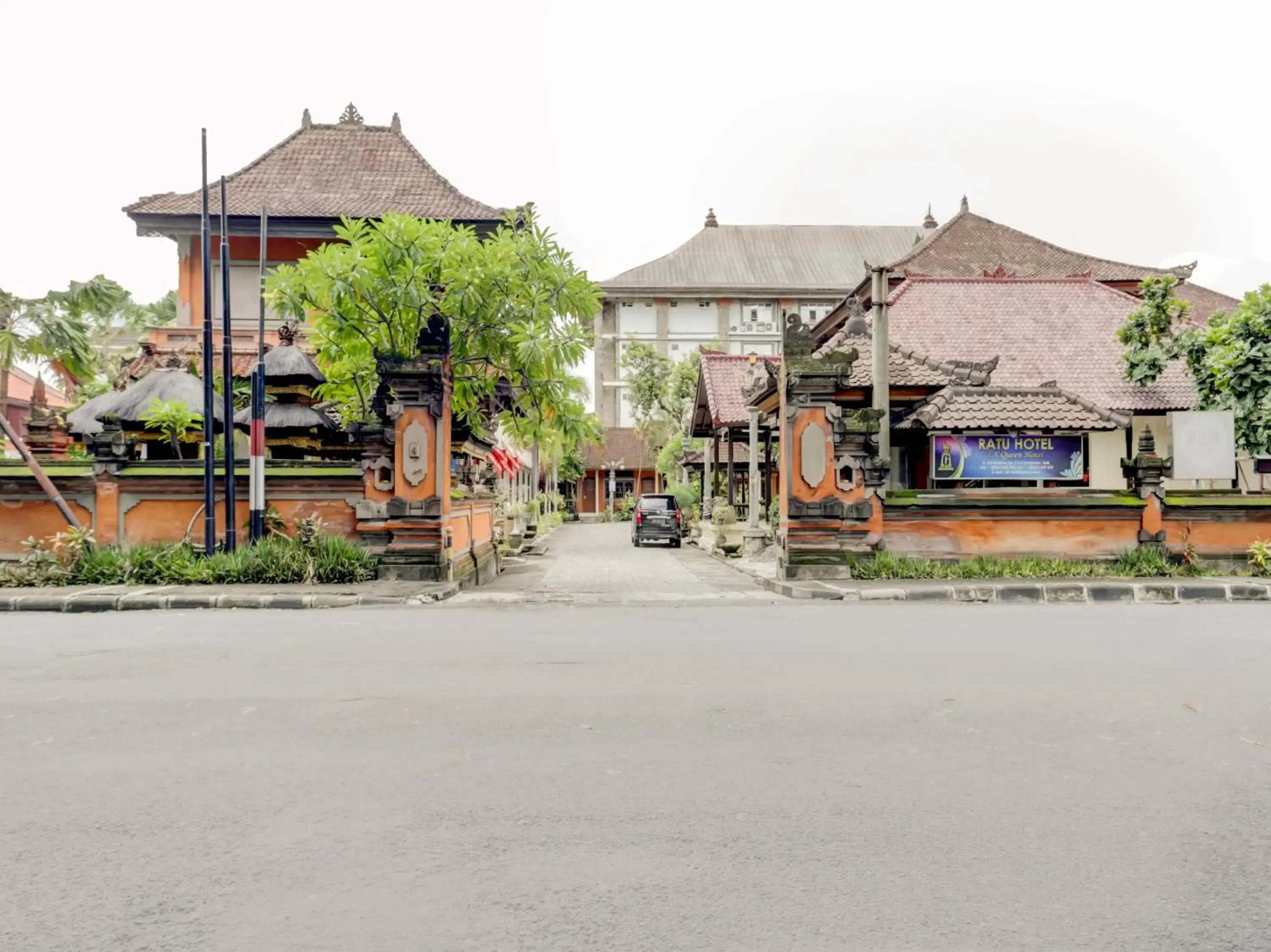 Facade/entrance, Property Building in OYO 3261 Hotel Ratu