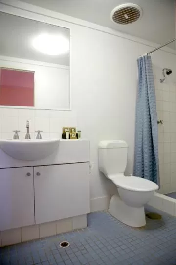 Large Queen Room in Seasons Hotel Newman