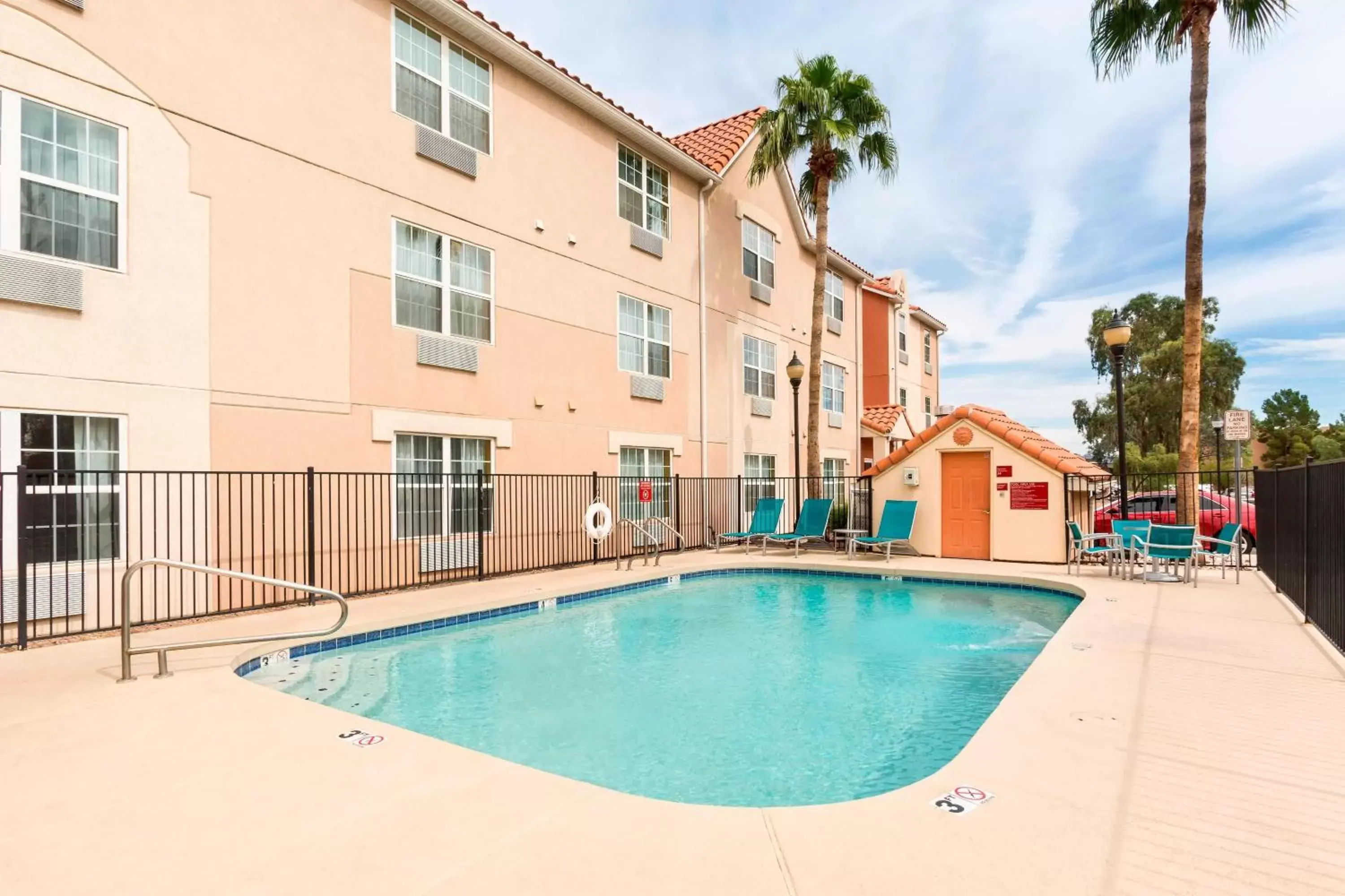 Swimming Pool in TownePlace Suites Phoenix North