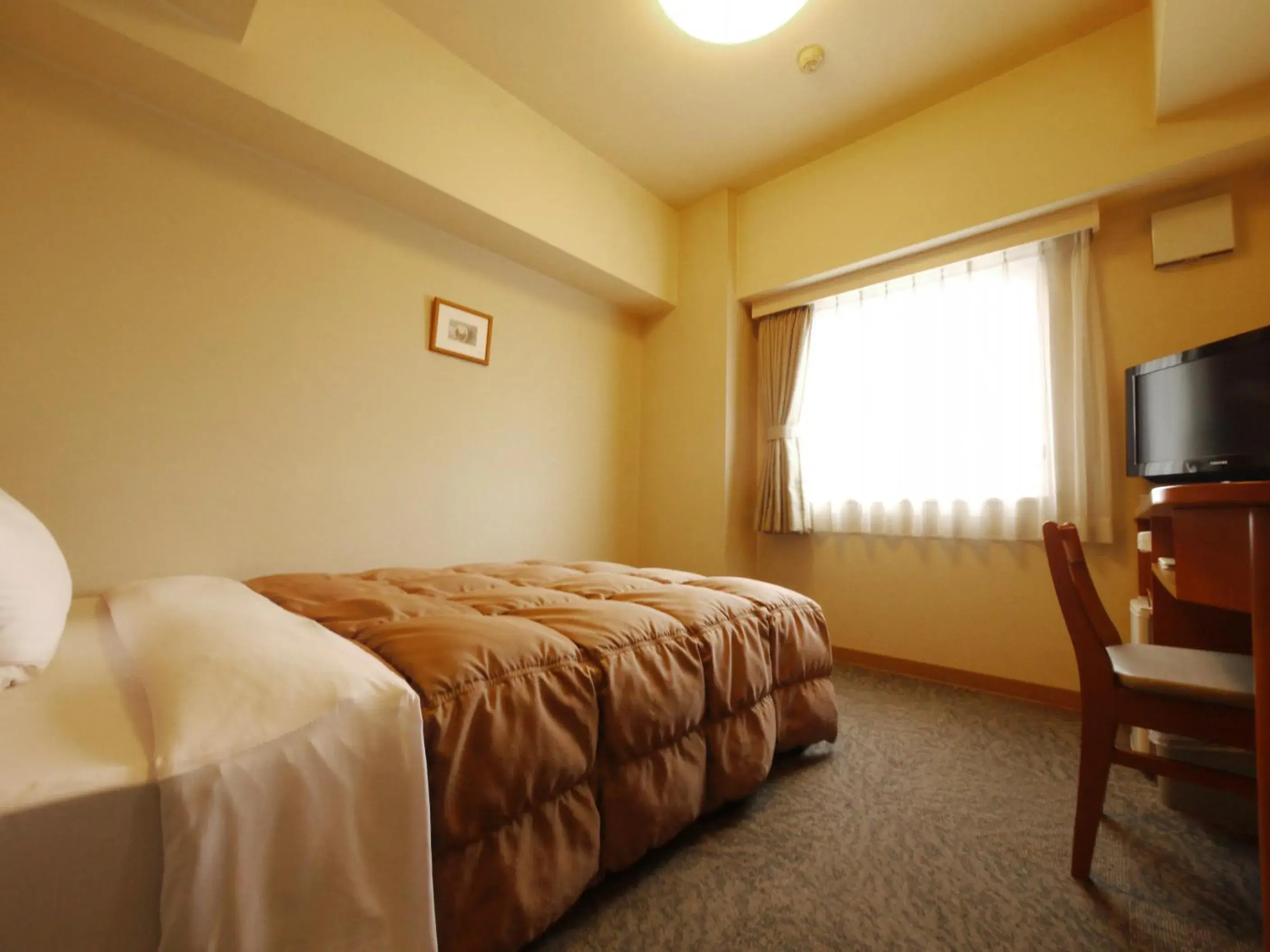 Bed in Hotel Route-Inn Fukaya Ekimae