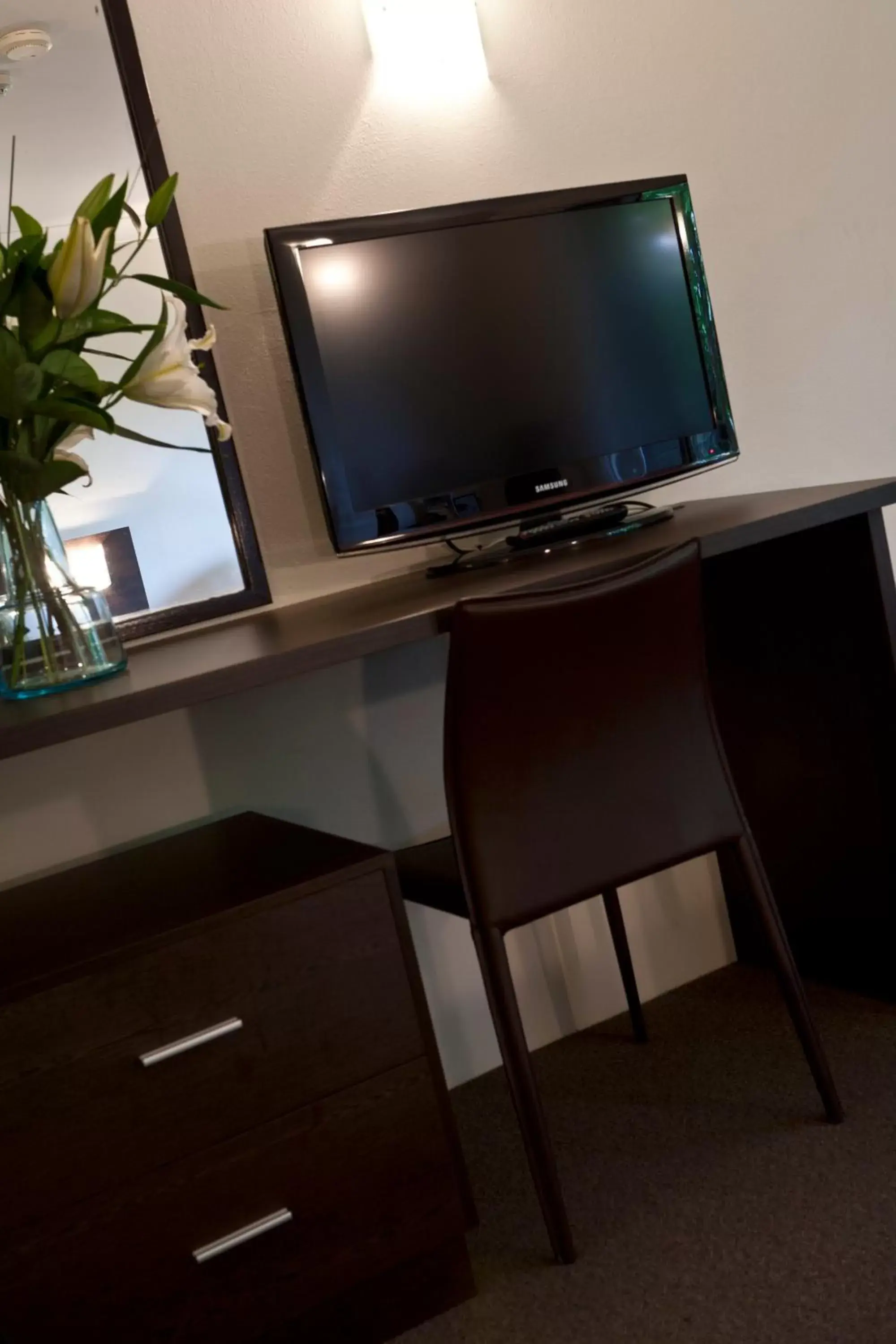 Seating area, TV/Entertainment Center in ibis Styles Canberra Tall Trees Hotel