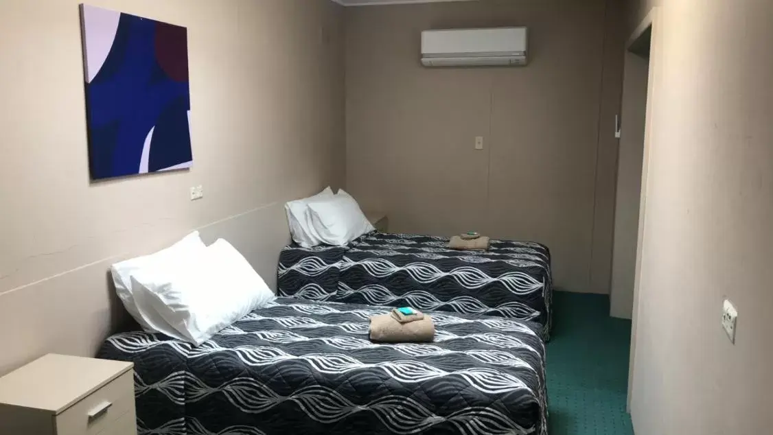 Bed in Aquatic Motor Inn