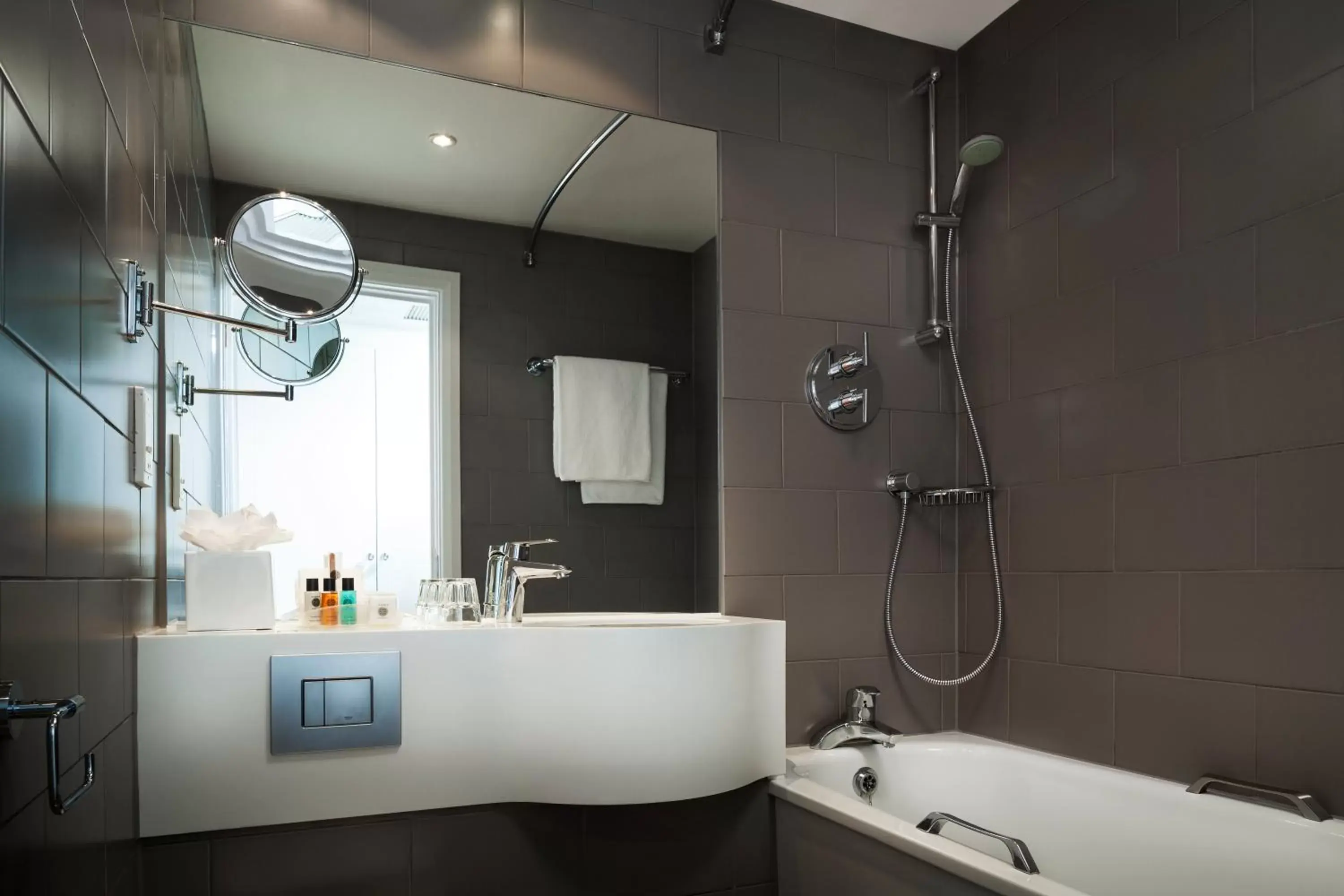 Photo of the whole room, Bathroom in Holiday Inn London - Regent's Park, an IHG Hotel