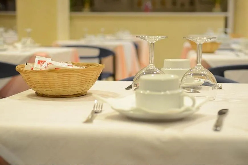 Restaurant/places to eat in Hotel Octavia