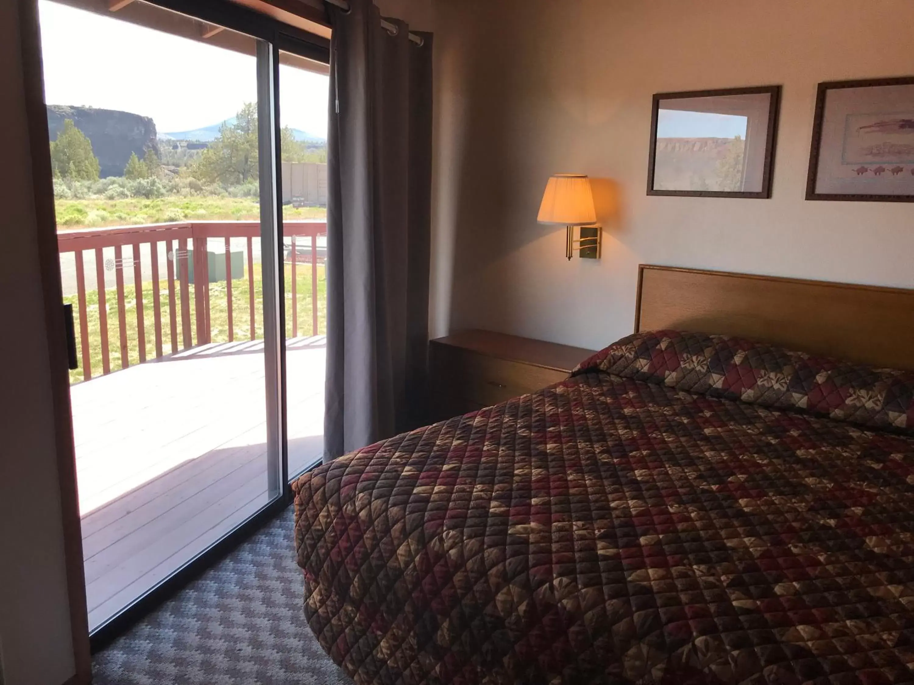 Mountain view, Bed in Smith Rock Resort