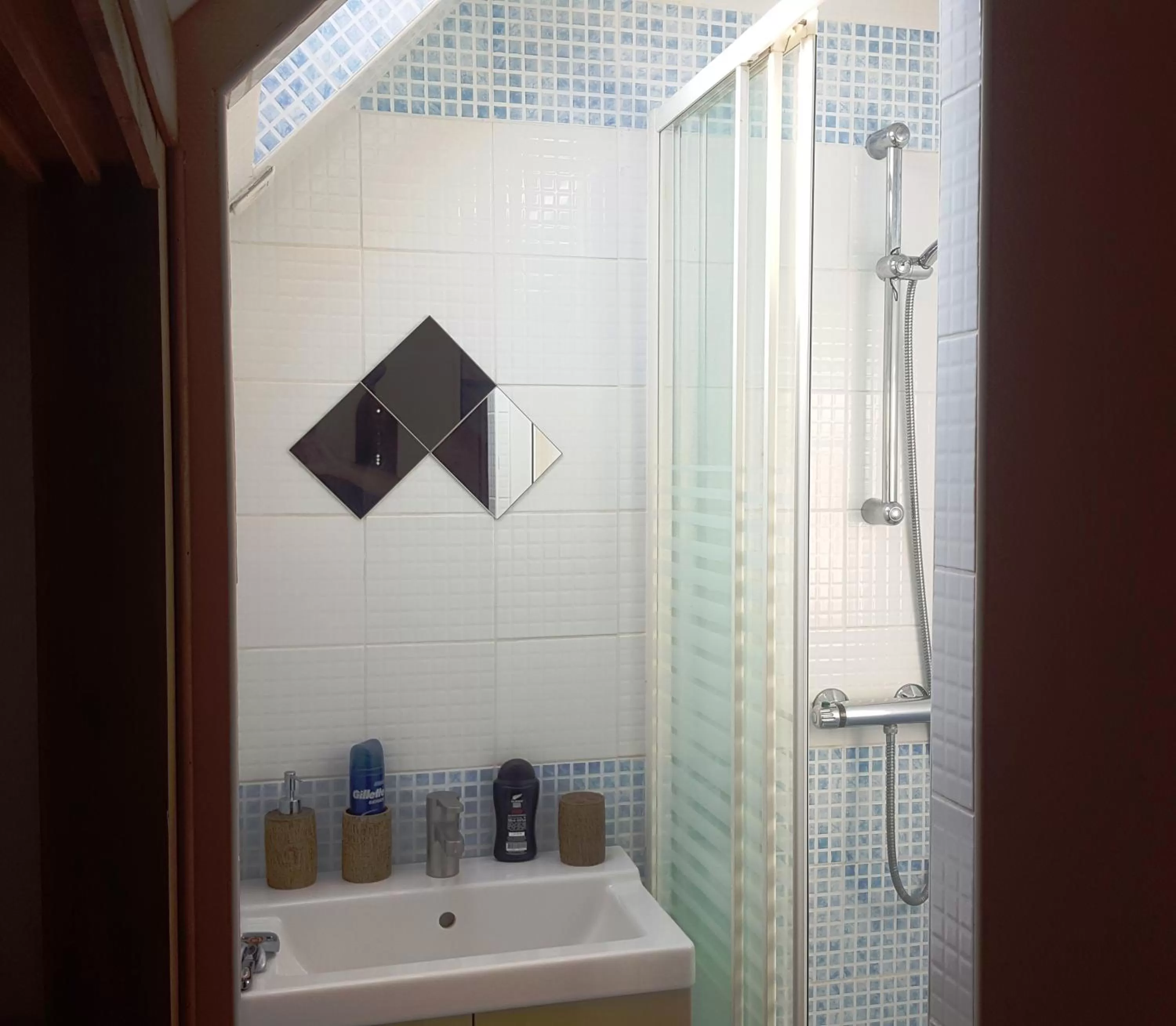 Shower in Apakabar Homestay - proche gare Melun, parking privé, Netflix
