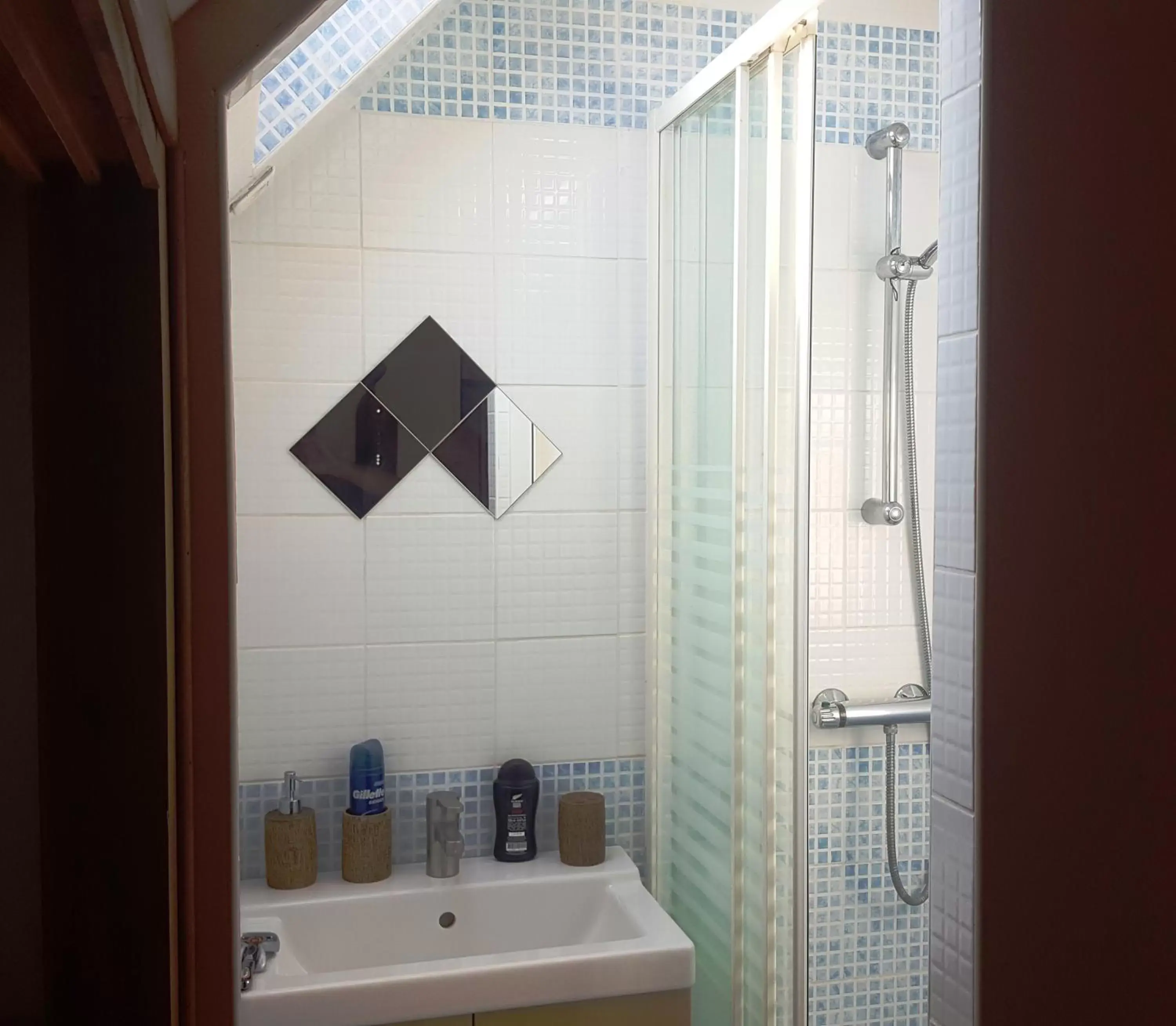 Shower, Bathroom in Apakabar Homestay - ambiance balinaise, parking privé, Netflix,