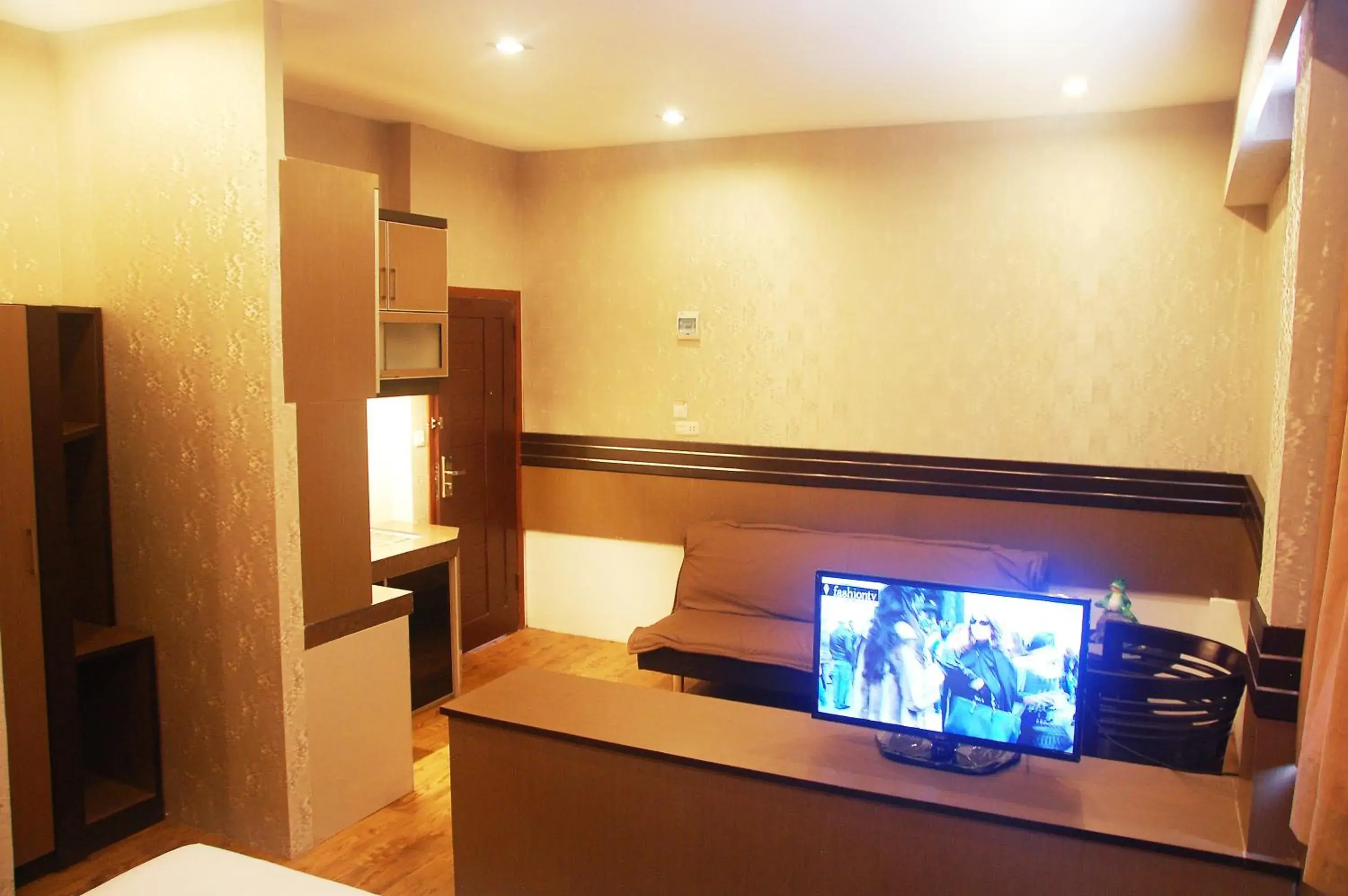 Kitchen or kitchenette, TV/Entertainment Center in Gandhi Inn