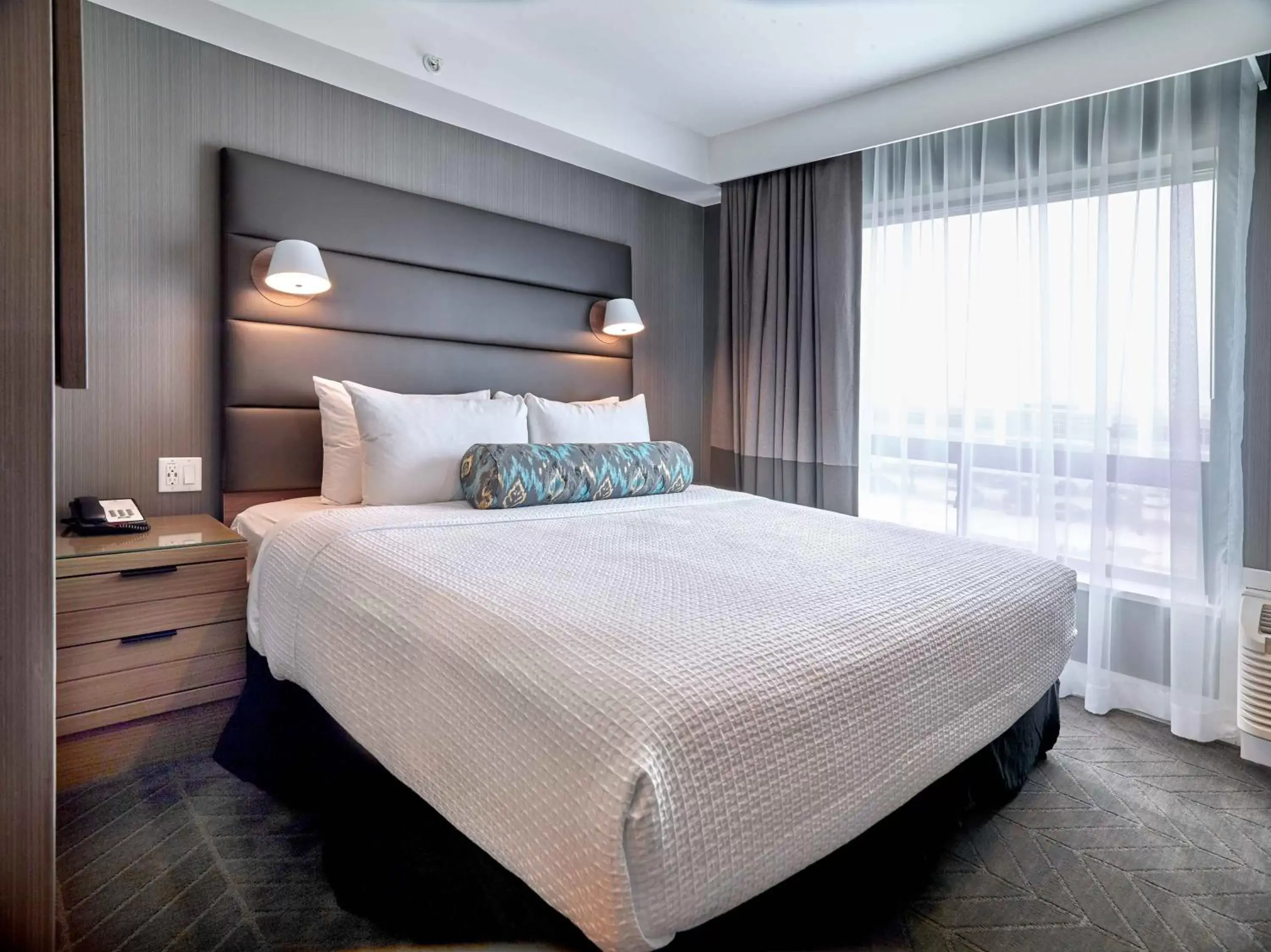 Photo of the whole room, Bed in Sandman Signature Plano-Frisco Hotel