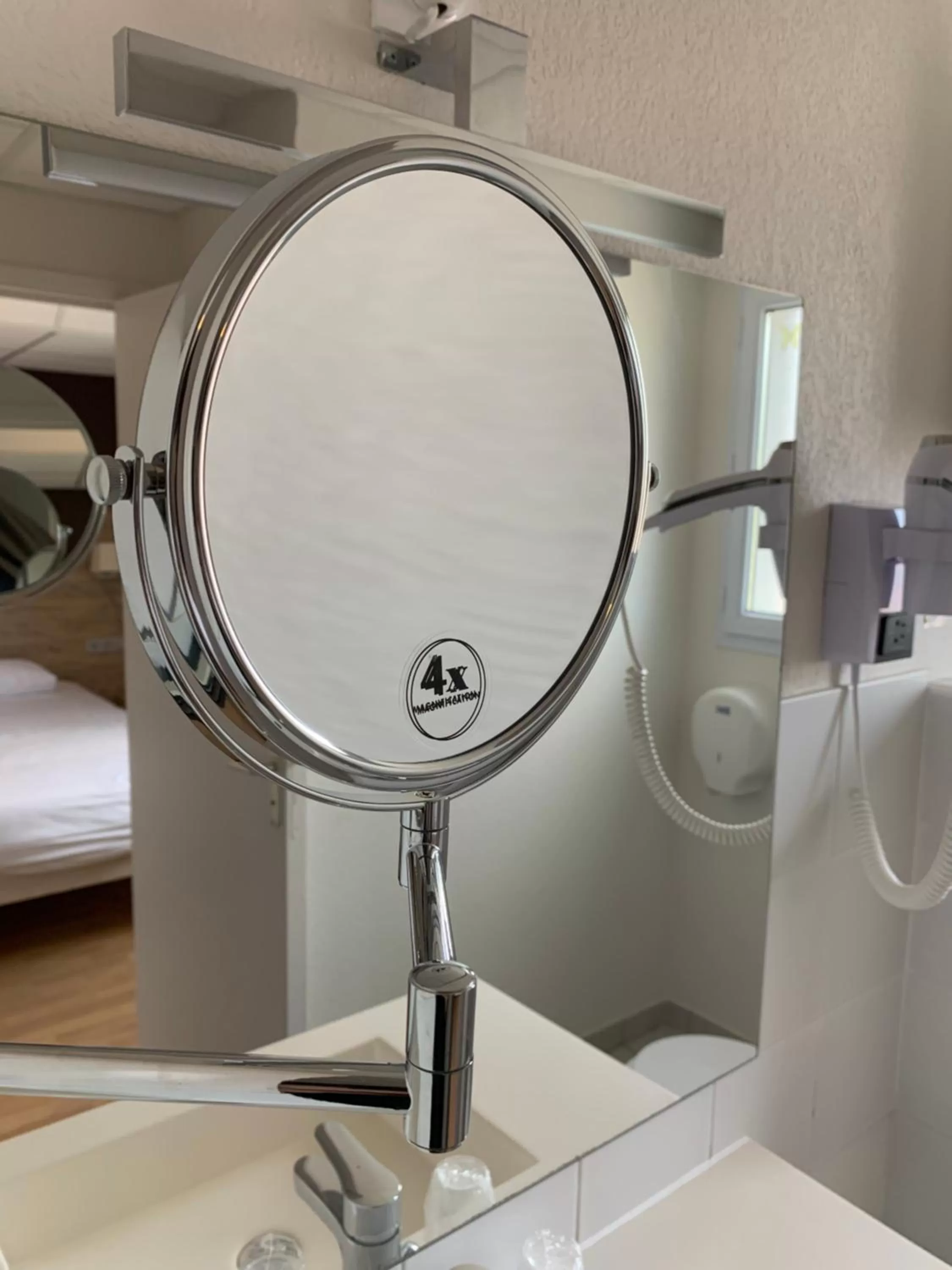 Bathroom in Cit'Hotel Restaurant du Bowling de Millau