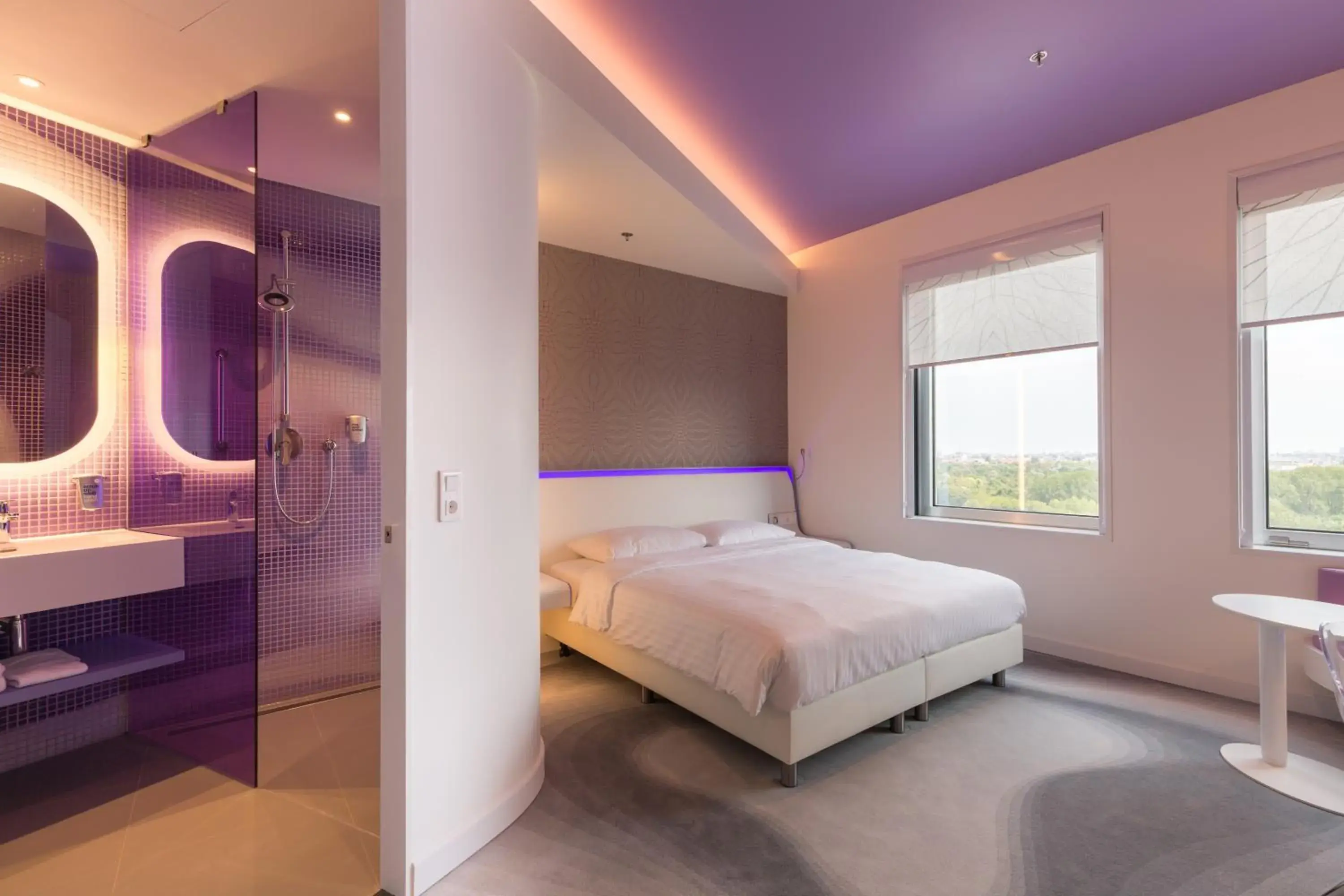 Shower, Bed in Park Inn by Radisson Amsterdam City West
