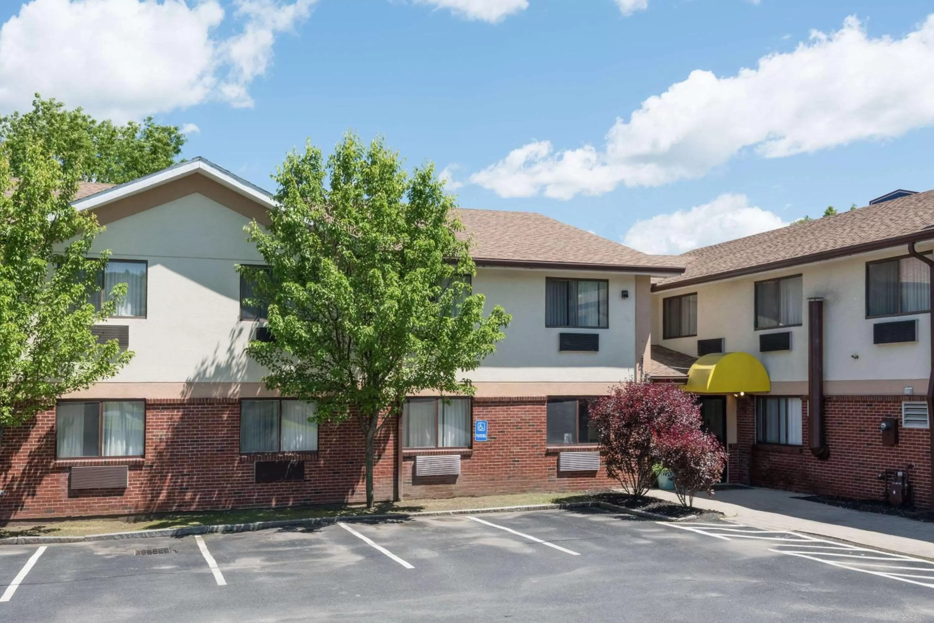 Property Building in Days Inn by Wyndham Greenfield