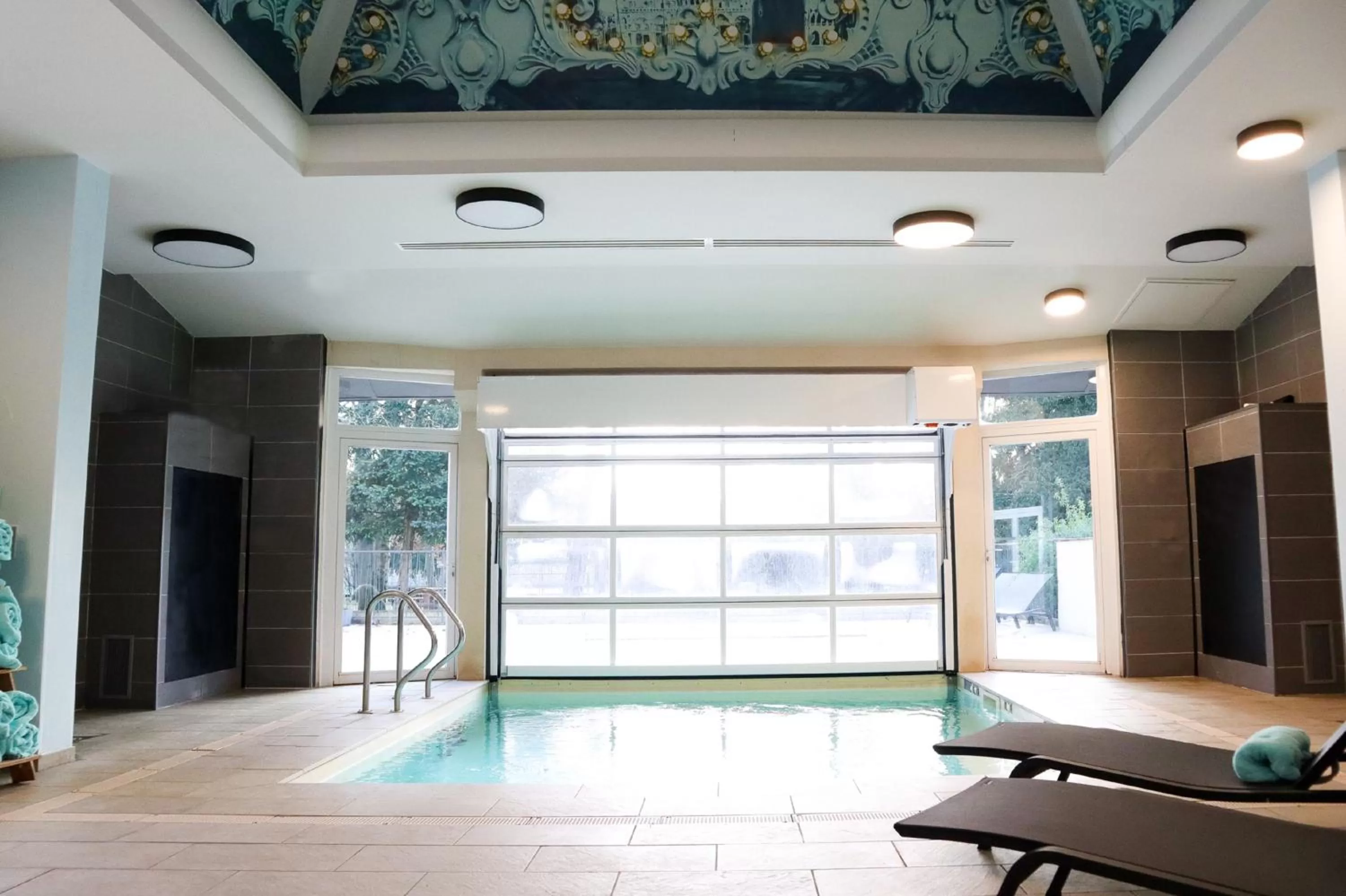 Swimming pool in Mercure Château de Fontainebleau