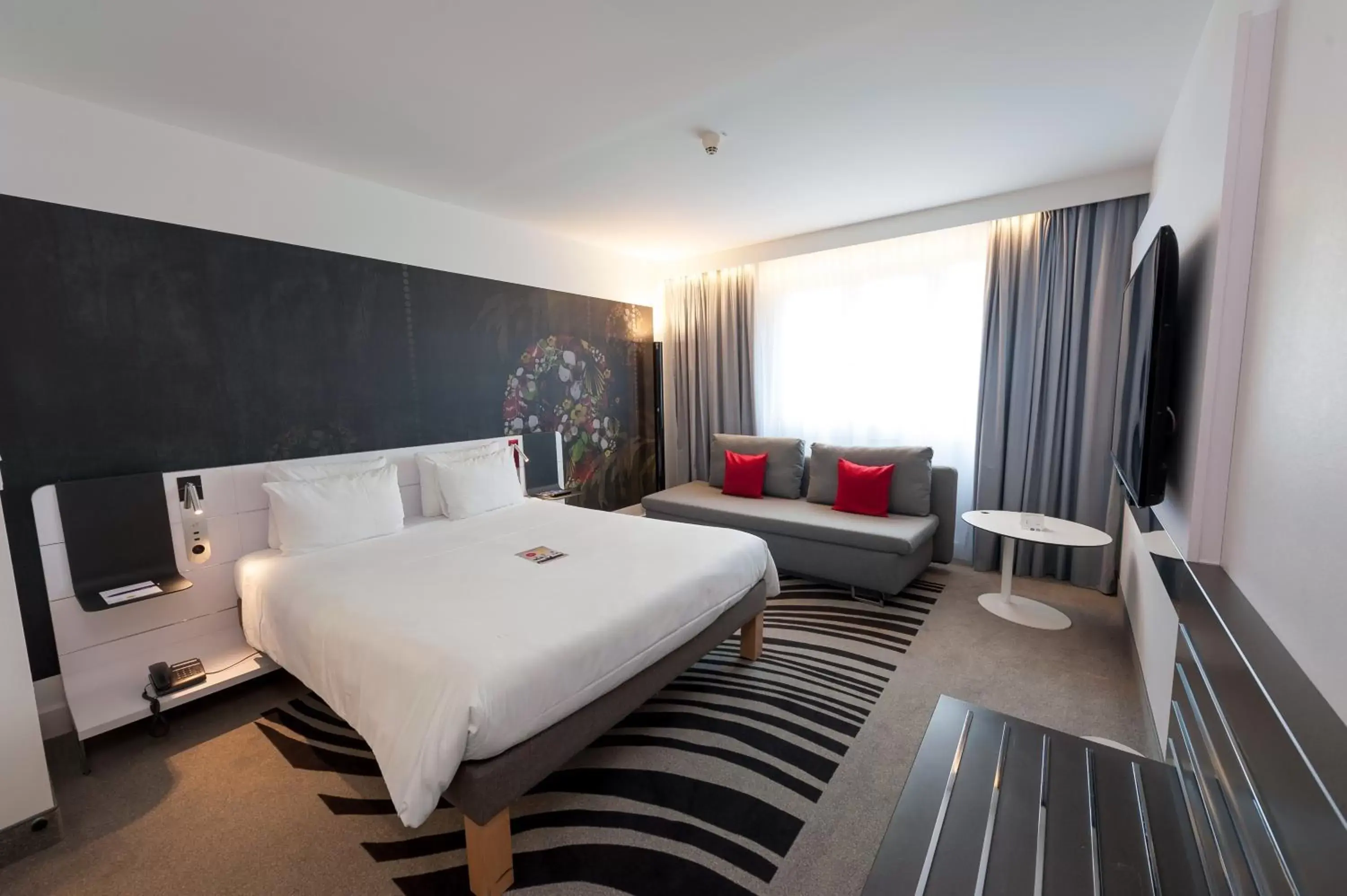 Photo of the whole room, Bed in Novotel München City