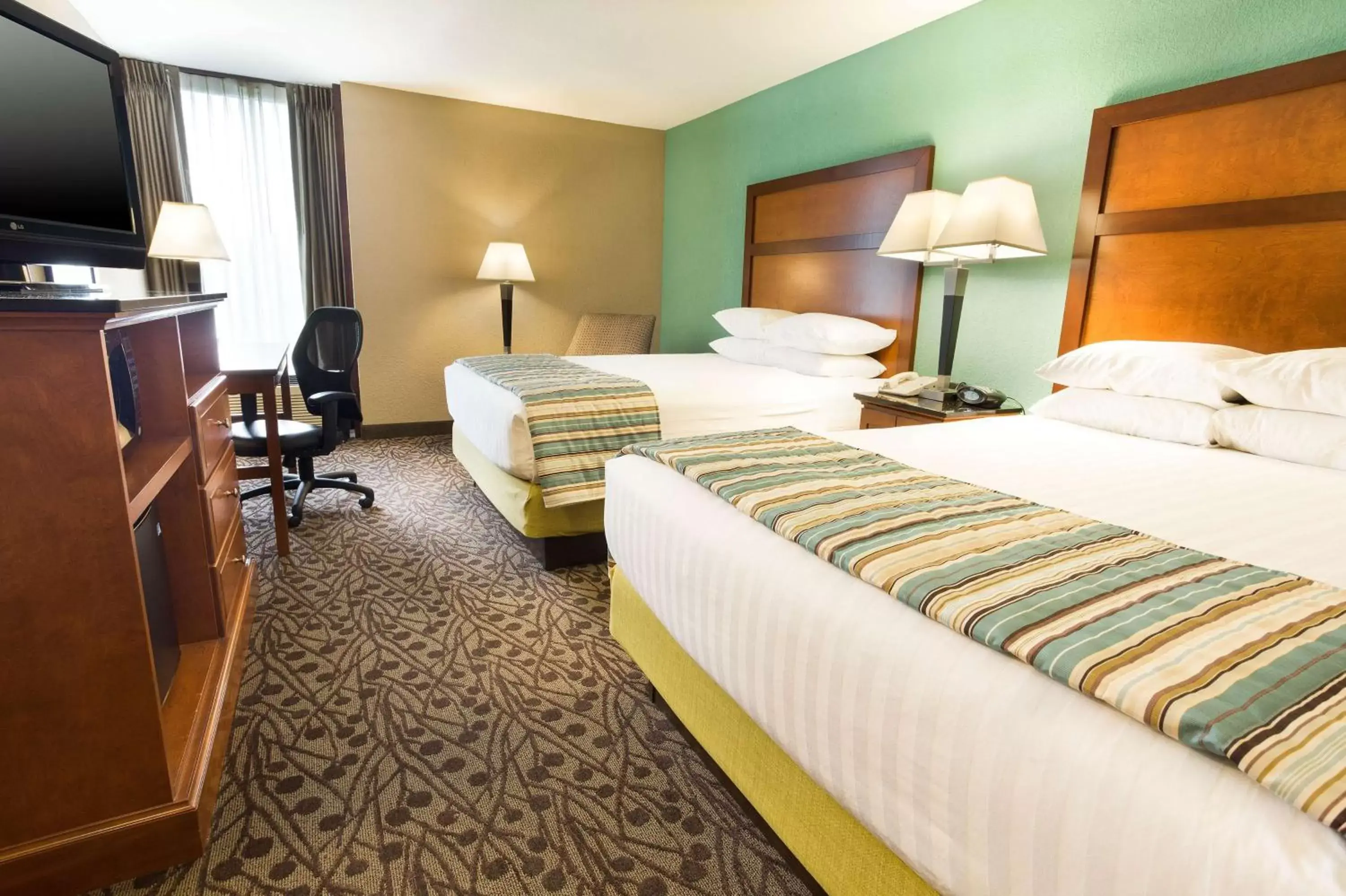 Photo of the whole room, Bed in Drury Inn & Suites Atlanta Airport
