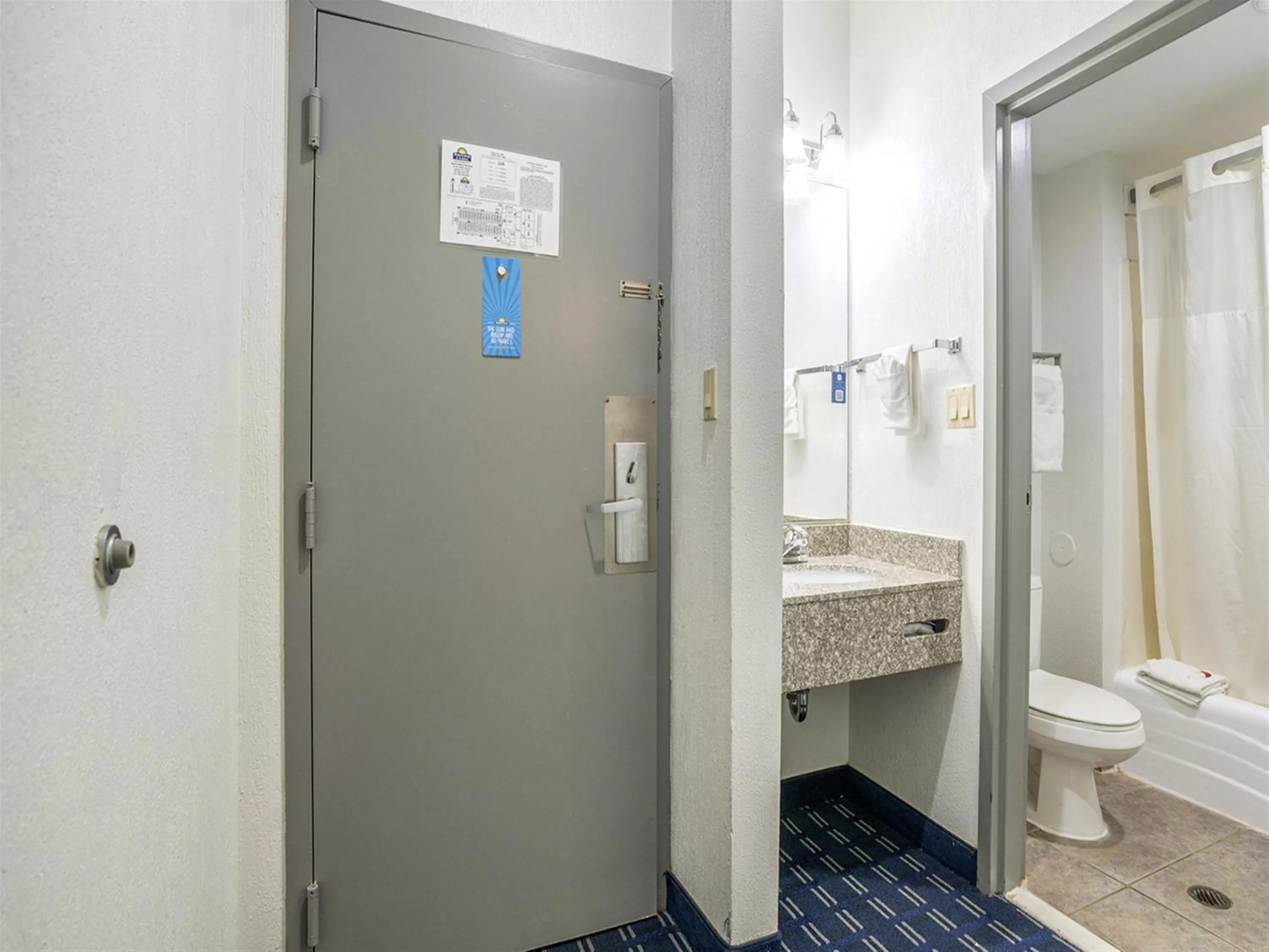 Days Inn & Suites by Wyndham Webster NASA-ClearLake-Houston