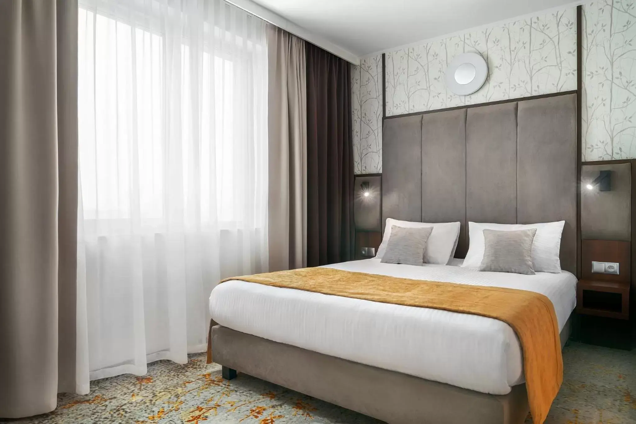 Bedroom, Bed in Metropolo by Golden Tulip Krakow