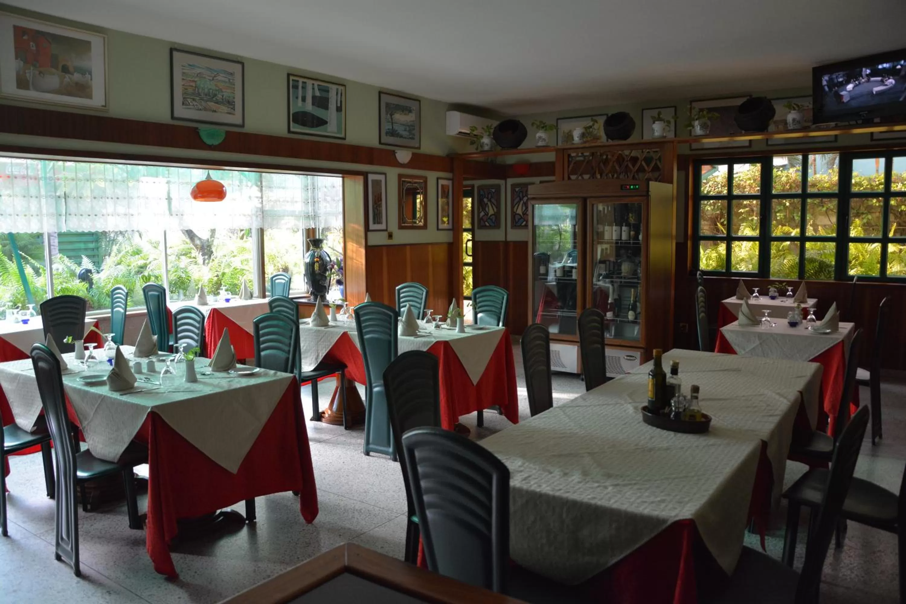 Restaurant/places to eat in Manuela Residence