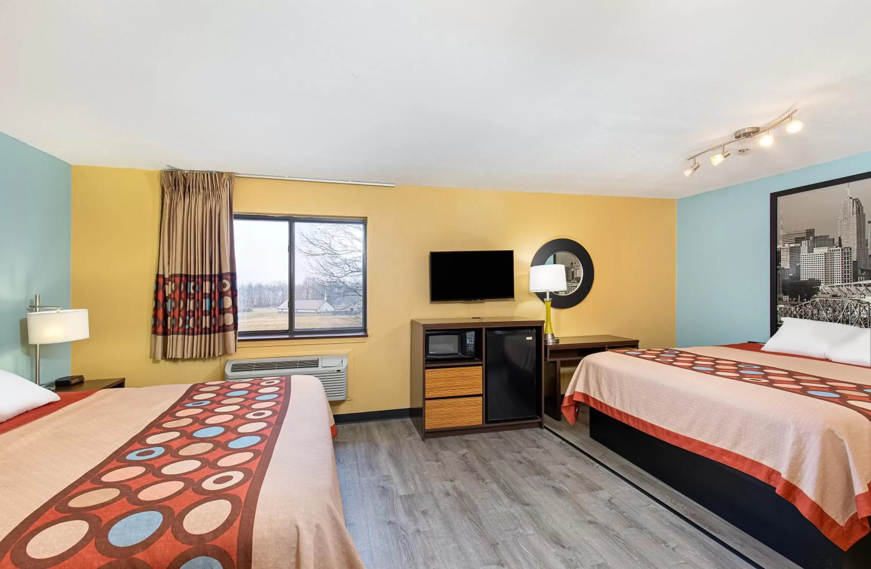 Photo of the whole room, Bed in Super 8 by Wyndham Eddyville/Kuttawa